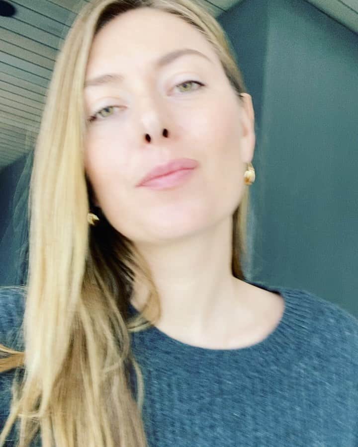 マリア・シャラポワのインスタグラム：「Not only did I just get a 310 number( hello cool cats🌴)but I’m sharing it with you—Text me! 310-564-7981. For real. Tell me how you’re doing, ask me questions, or just say hello 👋🏼 Any great recipes welcome too 😉#community」