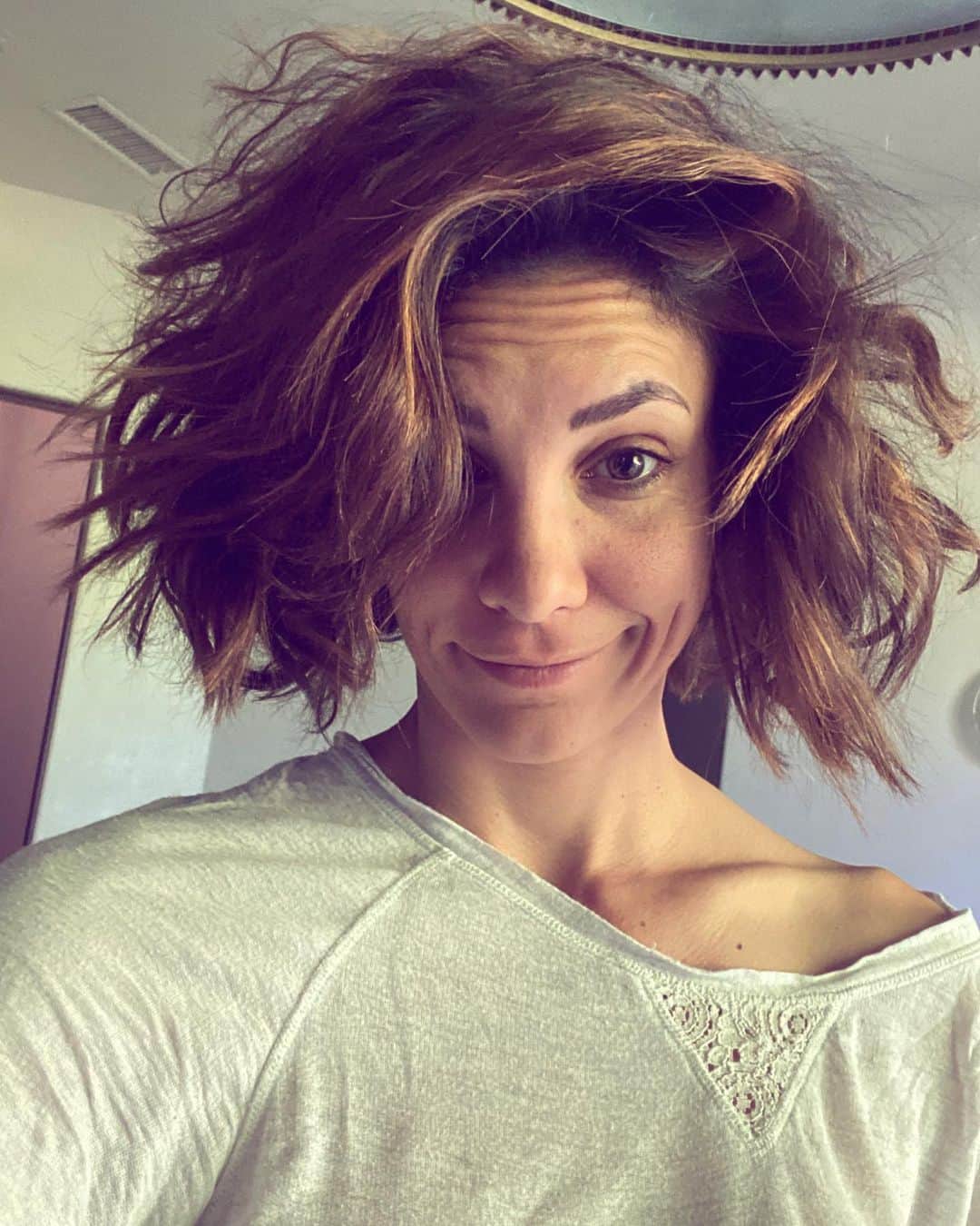 ダニエラ・ルーアのインスタグラム：「When you “woke up like this” and don’t have to do a damn thing to fix it. #quarantine . Quando “acordei assim” e não precisei de fazer nada para arranjar o problema #quarentena . #needahaircut #shorthairdontcare #corona」