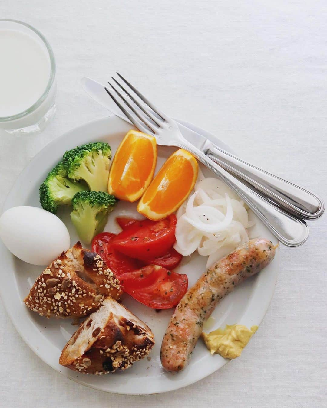 樋口正樹さんのインスタグラム写真 - (樋口正樹Instagram)「Today's breakfast . 朝食のワンプレート。 パン、野菜いろいろ、 ソーセージ、ゆで卵、 清見オレンジ、牛乳。 . . #ワンプレート #朝食 #ソーセージ #ゆで卵 #トマトサラダ #玉葱のマリネ #ブロッコリー #清見オレンジ #朝ごはん部 #パンとサラダ #oneplatedishes #breakfastlover #breakfastclub」4月4日 8時01分 - higuccini