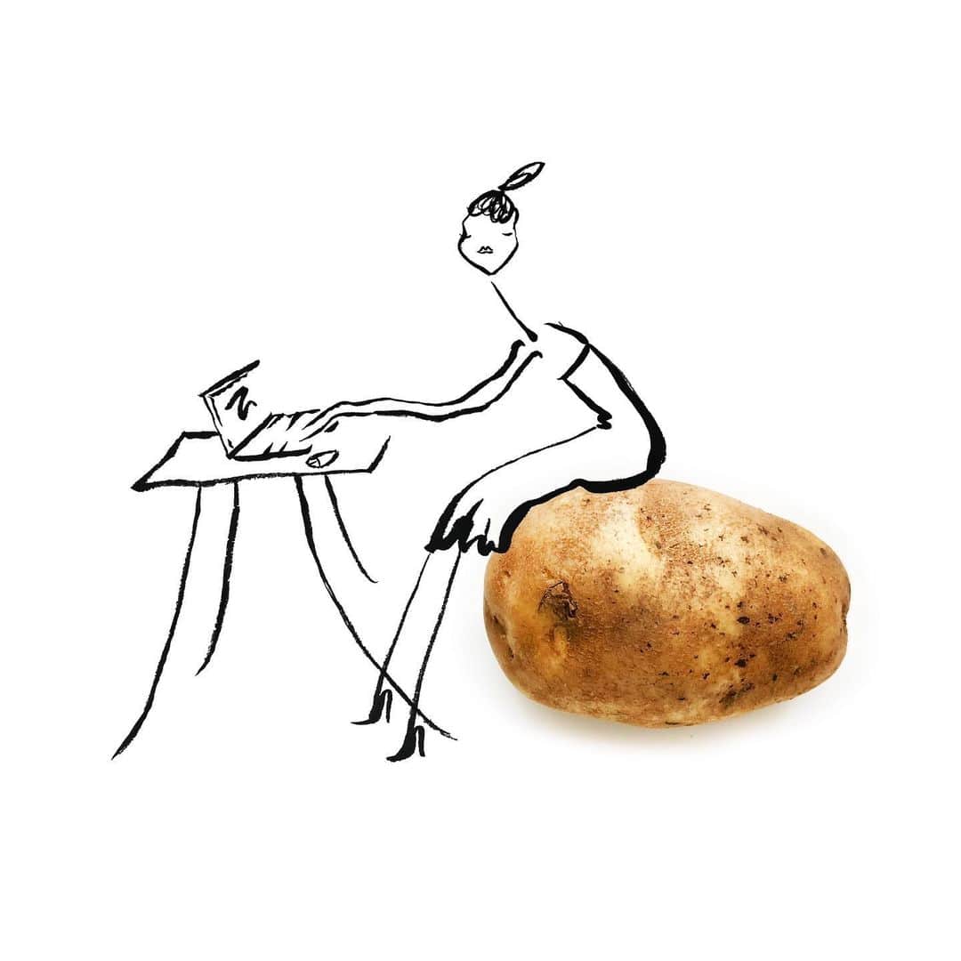 Gretchen Roehrsのインスタグラム：「couch potato has taken on a new meaning. old work for @vogueindia #🥔」