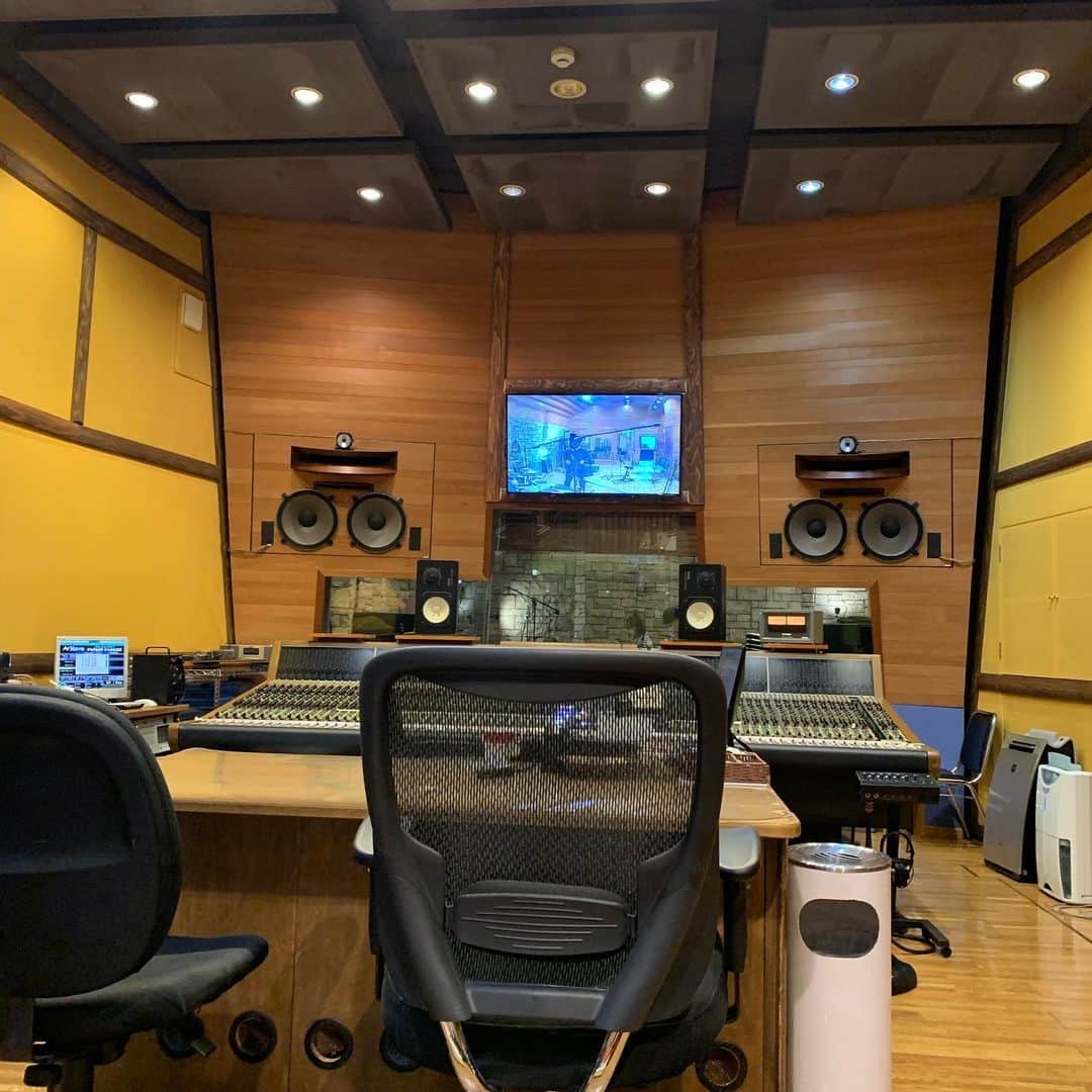 Carlos K.さんのインスタグラム写真 - (Carlos K.Instagram)「これは僕の家ではないですが、ひたすら自分のスタジオにこもって作ってます。 こんな時だからこそ、創造の世界は無限大。 小さな部屋から音楽の世界で自分もみんなも素敵な旅に出られるような音を作れるように頑張ります！」4月4日 8時16分 - carlosk1228