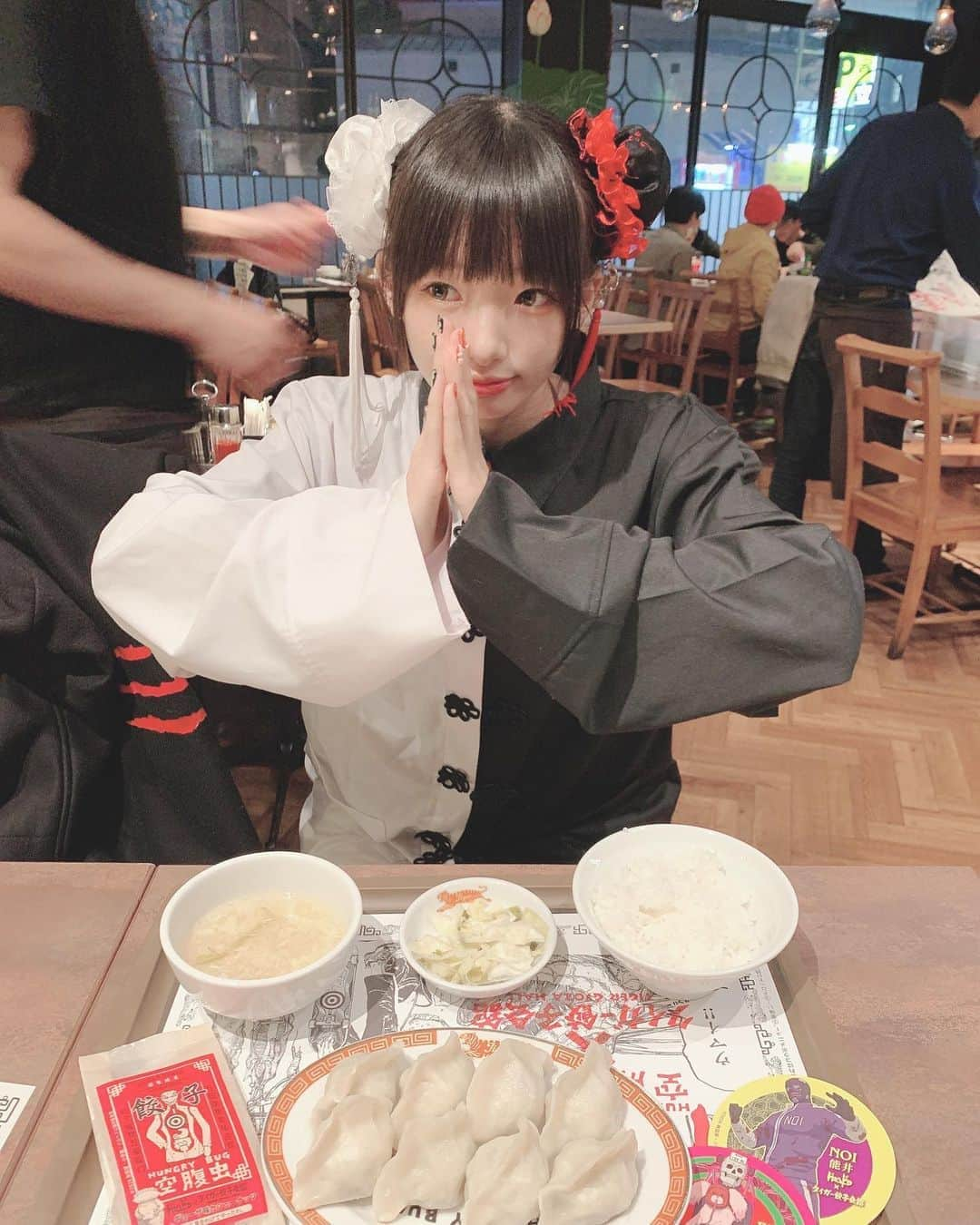 椎名ひかり（ひかりん）さんのインスタグラム写真 - (椎名ひかり（ひかりん）Instagram)「いただき魔界！  #ドロヘドロ　#ドロヘドロコラボ　#タイガー餃子会館  #大葉餃子　#カイマン　#ハングリーバグ　#空腹虫　#code #fashion #ootd #カンフーコーデ #今日の私服 #今日の服 #カジュアルコーデ #私服 #コーディネート #プチプラコーデ #プチプラ#着まわし #着まわしコーデ　#チャイナコーデ　#お団子カバー　#チャイナ服　#お団子ヘア　#中華コーデ　#ブルーナイトシブヤ」4月4日 8時19分 - pikarin_shiina