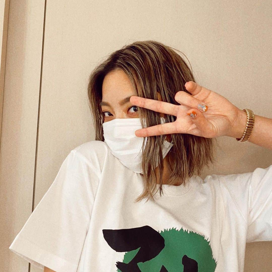 Rihwaさんのインスタグラム写真 - (RihwaInstagram)「MARIMO T-SHIRT is very confy for staying home too!💚👕 マリモTシャツ、ヤバイね。笑 ライブで着てもらいたくて作ったよ！そしてお家で過ごすのにもかなり着心地良いことがわかりました！😆💚👕 私が着てるのはMサイズです！結構ダボっとしてて大きめ！👍🏽 インしても可愛いね💕外に着てくのは恥ずかしいけどね💕☺️←作った張本人 . 最後の写真で髪の毛がぺったんこになってる理由は、Rihwa's Cottage 104で明かされることでしょう…👻笑 . . #Rihwa #詳しくはHPへ 🏠 Rihwa.net だよ！ #WIZY #笑い袋 #ご当地グルメ  #アクリルチャーム #whoeveryouaretour2020 #MARIMO #マリモTシャツ #Goods #グッズ」4月4日 14時07分 - rihwa_official