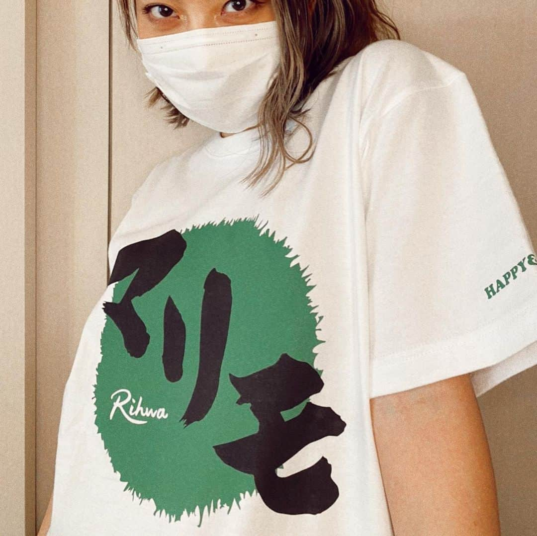 Rihwaさんのインスタグラム写真 - (RihwaInstagram)「MARIMO T-SHIRT is very confy for staying home too!💚👕 マリモTシャツ、ヤバイね。笑 ライブで着てもらいたくて作ったよ！そしてお家で過ごすのにもかなり着心地良いことがわかりました！😆💚👕 私が着てるのはMサイズです！結構ダボっとしてて大きめ！👍🏽 インしても可愛いね💕外に着てくのは恥ずかしいけどね💕☺️←作った張本人 . 最後の写真で髪の毛がぺったんこになってる理由は、Rihwa's Cottage 104で明かされることでしょう…👻笑 . . #Rihwa #詳しくはHPへ 🏠 Rihwa.net だよ！ #WIZY #笑い袋 #ご当地グルメ  #アクリルチャーム #whoeveryouaretour2020 #MARIMO #マリモTシャツ #Goods #グッズ」4月4日 14時07分 - rihwa_official