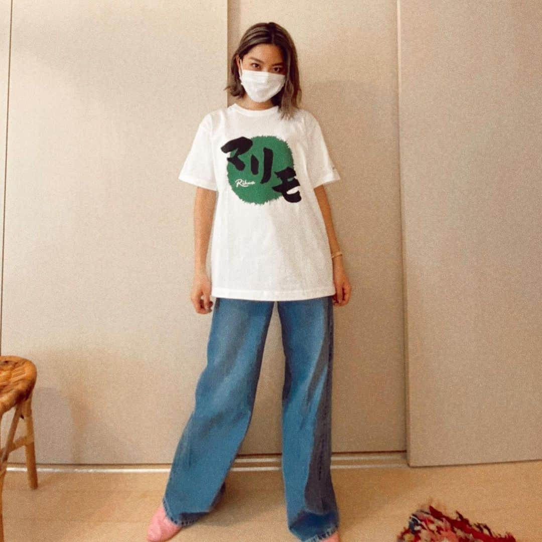 Rihwaさんのインスタグラム写真 - (RihwaInstagram)「MARIMO T-SHIRT is very confy for staying home too!💚👕 マリモTシャツ、ヤバイね。笑 ライブで着てもらいたくて作ったよ！そしてお家で過ごすのにもかなり着心地良いことがわかりました！😆💚👕 私が着てるのはMサイズです！結構ダボっとしてて大きめ！👍🏽 インしても可愛いね💕外に着てくのは恥ずかしいけどね💕☺️←作った張本人 . 最後の写真で髪の毛がぺったんこになってる理由は、Rihwa's Cottage 104で明かされることでしょう…👻笑 . . #Rihwa #詳しくはHPへ 🏠 Rihwa.net だよ！ #WIZY #笑い袋 #ご当地グルメ  #アクリルチャーム #whoeveryouaretour2020 #MARIMO #マリモTシャツ #Goods #グッズ」4月4日 14時07分 - rihwa_official