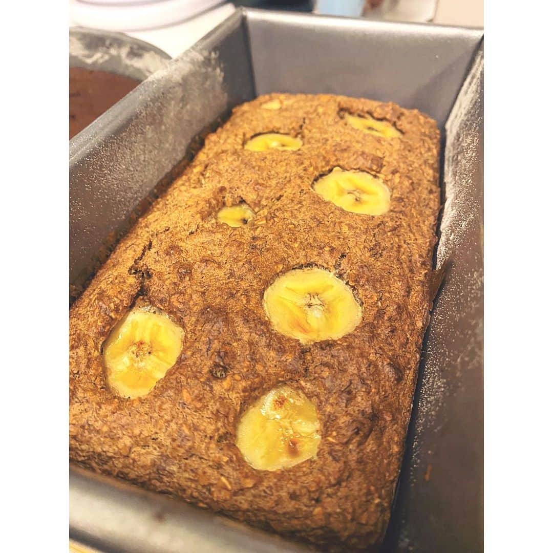 アリア・バットのインスタグラム：「Stayed home & .. baked a little with the sister 🧑🏼‍🍳 @shaheenb made the real chocolate cake & I made the grain free paleo banana bread  #learntsomethingnew 🖖」