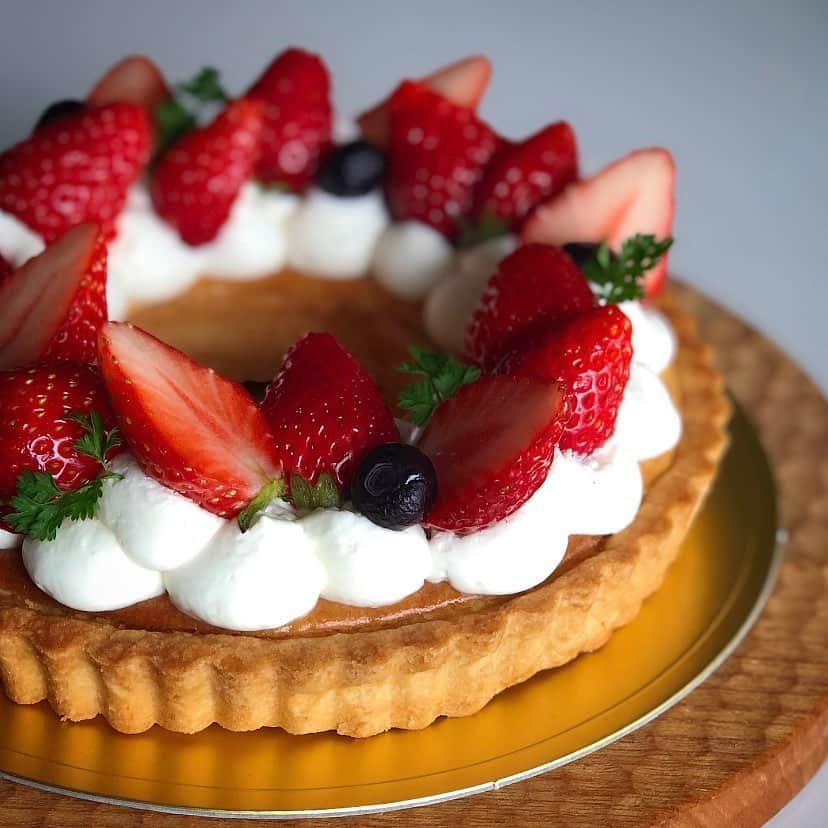 trs0609さんのインスタグラム写真 - (trs0609Instagram)「. . . 今週のおいら色🥧🍓 . リースの輪⭕️には永遠という意味があるんだって😌 . 明日は17回目の結婚記念日💒 .今年も苺🍓のリースタルト作りました🥧👩🏻‍🍳 . 昨年はクレームダマンドだっだけど今年はチーズのタルトにしたよ😋 . . 今回はおトーラにもちゃんと用意してるよぉ😃💕 . . #4月5日#結婚記念日 #2日後の4月7日で45歳になる#ひょえ〜#同い年いますかぁ #frenchbulldog #frenchies1#frenchieworld #redfawn #フレンチブルドッグ #フレブル#フォーン#手作りタルト#手作りケーキ#おうちカフェ」4月4日 9時26分 - trs0609