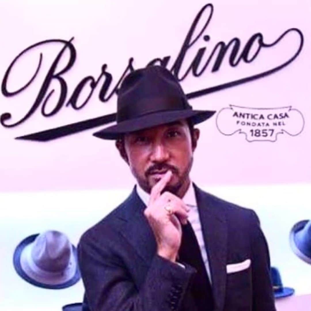 干場義雅さんのインスタグラム写真 - (干場義雅Instagram)「【Happy Birthday Borsalino‼️】イタリアのアレッサンドリアに本社を置く帽子ブランドと言えば「Borsalino（ボルサリーノ）」です。ボルサリーノは亡くなった父も大好きでよく被っていました。僕も好きで、冬はラビットの中折れ帽、夏はストローのパナマハットと、いろいろ持っているんですけど……。ハットをかぶると脱いだ時の髪型が崩れちゃうんですよねぇ。だからハットを脱いだ時にでも格好良くキマる髪型にしていることが大事なんです。もしくは、ハットを脱いで髪型が崩れても、もはや気にしないで、それすらも味として見せるか（笑）室内ではハットを脱ぐのが紳士の嗜みですから……。 ＝＝＝＝＝＝＝＝＝＝＝＝＝＝＝＝＝＝＝＝＝＝＝＝＝＝＝＝＝ ちなみに、1969年にアラン・ドロンとジャン・ポール・ベルモンドの2人が出演した映画『ボルサリーノ』で有名になりました。よくソフトハットのことを「ボルサリーノ帽」と呼ぶことがあるんですが……。正確にはボルサリーノ社が、柔らかいソフトなフェルト帽を販売するまでは、紳士の帽子は堅く固めた製品ばかりでした。ソフトな帽子を初めて販売したことで、ボルサリーノはソフト帽の代名詞となったのです。訪問先で、コートを脱いで、帽子や手袋、マフラーをはずすまでの一連の身のこなしがスマートだと、めちゃくちゃジェントルマンに見えるんですよね。白髪が増えて来たり、髪が薄くなって来たらかぶってみるのもいいかなぁ。 ＝＝＝＝＝＝＝＝＝＝＝＝＝＝＝＝＝＝＝＝＝＝＝＝＝＝＝＝＝ 本日、4月4日はボルサリーノの163回目の誕生日だそうです。お誕生日おめでとうございます。外出自粛でかぶれないけど、そろそろ日差しが強くなってきたから、かぶってイタリアに行きたくなりました。イタリアの皆さん頑張って乗り切って下さいね。僕らも「STAY HOME」で頑張ります。  Buon Compleanno, Borsalino ! Tanti auguri a te  Tanti auguri a te  Tanti auguri a Borsalino  Tanti auguri a te ♬  @borsalino_world #madeinitaly #iorestoacasa #stayhome #borsalino @yoshimasahoshiba #干場義雅  #yoshimasahoshiba  @forzastylecom  #forzastyle #mensfashion  #mensstyle #tasteofitaly #テイストオブイタリー @shop_italia_jp」4月4日 9時25分 - yoshimasa_hoshiba