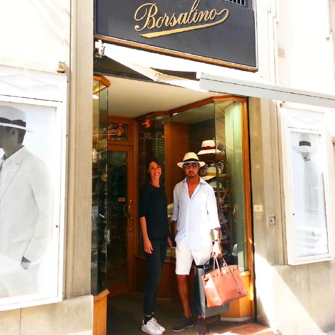 干場義雅さんのインスタグラム写真 - (干場義雅Instagram)「【Happy Birthday Borsalino‼️】イタリアのアレッサンドリアに本社を置く帽子ブランドと言えば「Borsalino（ボルサリーノ）」です。ボルサリーノは亡くなった父も大好きでよく被っていました。僕も好きで、冬はラビットの中折れ帽、夏はストローのパナマハットと、いろいろ持っているんですけど……。ハットをかぶると脱いだ時の髪型が崩れちゃうんですよねぇ。だからハットを脱いだ時にでも格好良くキマる髪型にしていることが大事なんです。もしくは、ハットを脱いで髪型が崩れても、もはや気にしないで、それすらも味として見せるか（笑）室内ではハットを脱ぐのが紳士の嗜みですから……。 ＝＝＝＝＝＝＝＝＝＝＝＝＝＝＝＝＝＝＝＝＝＝＝＝＝＝＝＝＝ ちなみに、1969年にアラン・ドロンとジャン・ポール・ベルモンドの2人が出演した映画『ボルサリーノ』で有名になりました。よくソフトハットのことを「ボルサリーノ帽」と呼ぶことがあるんですが……。正確にはボルサリーノ社が、柔らかいソフトなフェルト帽を販売するまでは、紳士の帽子は堅く固めた製品ばかりでした。ソフトな帽子を初めて販売したことで、ボルサリーノはソフト帽の代名詞となったのです。訪問先で、コートを脱いで、帽子や手袋、マフラーをはずすまでの一連の身のこなしがスマートだと、めちゃくちゃジェントルマンに見えるんですよね。白髪が増えて来たり、髪が薄くなって来たらかぶってみるのもいいかなぁ。 ＝＝＝＝＝＝＝＝＝＝＝＝＝＝＝＝＝＝＝＝＝＝＝＝＝＝＝＝＝ 本日、4月4日はボルサリーノの163回目の誕生日だそうです。お誕生日おめでとうございます。外出自粛でかぶれないけど、そろそろ日差しが強くなってきたから、かぶってイタリアに行きたくなりました。イタリアの皆さん頑張って乗り切って下さいね。僕らも「STAY HOME」で頑張ります。  Buon Compleanno, Borsalino ! Tanti auguri a te  Tanti auguri a te  Tanti auguri a Borsalino  Tanti auguri a te ♬  @borsalino_world #madeinitaly #iorestoacasa #stayhome #borsalino @yoshimasahoshiba #干場義雅  #yoshimasahoshiba  @forzastylecom  #forzastyle #mensfashion  #mensstyle #tasteofitaly #テイストオブイタリー @shop_italia_jp」4月4日 9時25分 - yoshimasa_hoshiba