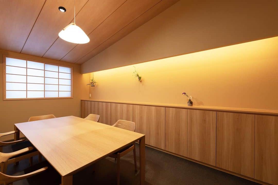 デザオ建設さんのインスタグラム写真 - (デザオ建設Instagram)「弁護士事務所の相談室として利用されるお部屋です。 ご希望だったのは、オフィスとしての機能性を持ち合わせた和モダンな相談室。 カウンター収納は端から端まで造作で製作し、家具はすべてナラ材でコーディネートさせていただきました✨ . 間接照明で壁面を照らし、ペンダント照明とダウンライトでテーブル面の明るさを確保。明るすぎず、あたたかい雰囲気の相談室になりました☺︎ . . ＊他の施工事例はこちら🙌 @dezao_kensetsu . . #注文住宅 #マイホーム #インテリア #新築 #家 #住宅 #interior #建築 #house #design #工務店 #事務所 #デザイン #architecture #暮らし #se構法 #home #家づくり #interiordesign #木の家 #施工事例 #店舗 #住まい #一戸建て #myhome #デザオ建設 #間接照明 #和モダン　#相談室」4月4日 9時40分 - dezao_kensetsu