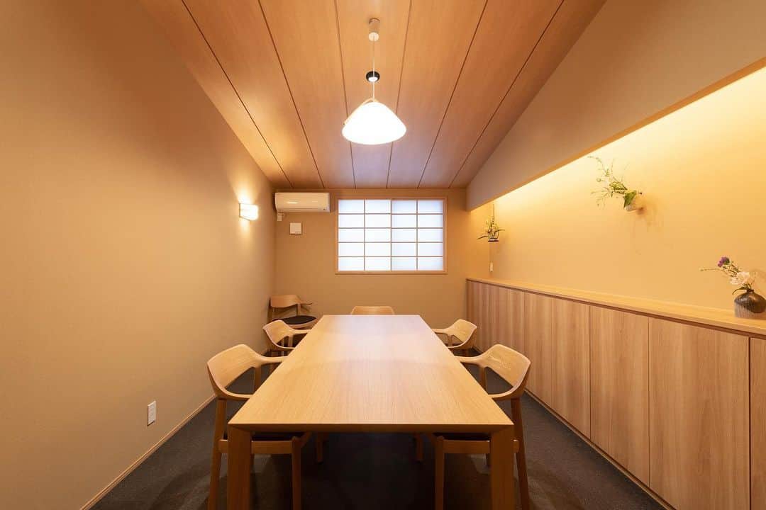 デザオ建設さんのインスタグラム写真 - (デザオ建設Instagram)「弁護士事務所の相談室として利用されるお部屋です。 ご希望だったのは、オフィスとしての機能性を持ち合わせた和モダンな相談室。 カウンター収納は端から端まで造作で製作し、家具はすべてナラ材でコーディネートさせていただきました✨ . 間接照明で壁面を照らし、ペンダント照明とダウンライトでテーブル面の明るさを確保。明るすぎず、あたたかい雰囲気の相談室になりました☺︎ . . ＊他の施工事例はこちら🙌 @dezao_kensetsu . . #注文住宅 #マイホーム #インテリア #新築 #家 #住宅 #interior #建築 #house #design #工務店 #事務所 #デザイン #architecture #暮らし #se構法 #home #家づくり #interiordesign #木の家 #施工事例 #店舗 #住まい #一戸建て #myhome #デザオ建設 #間接照明 #和モダン　#相談室」4月4日 9時40分 - dezao_kensetsu