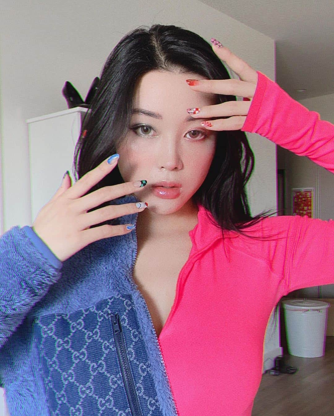 Emily Meiさんのインスタグラム写真 - (Emily MeiInstagram)「Tanjiro or Nezuko ??? 💙💖 #demonslayer • • • Eyeshadow: @toofaced  Eye Glitter: @kimchi_chic  Lips: @pixibeauty  Nails: @nails_by_mayu_p」4月4日 9時50分 - emily.ghoul