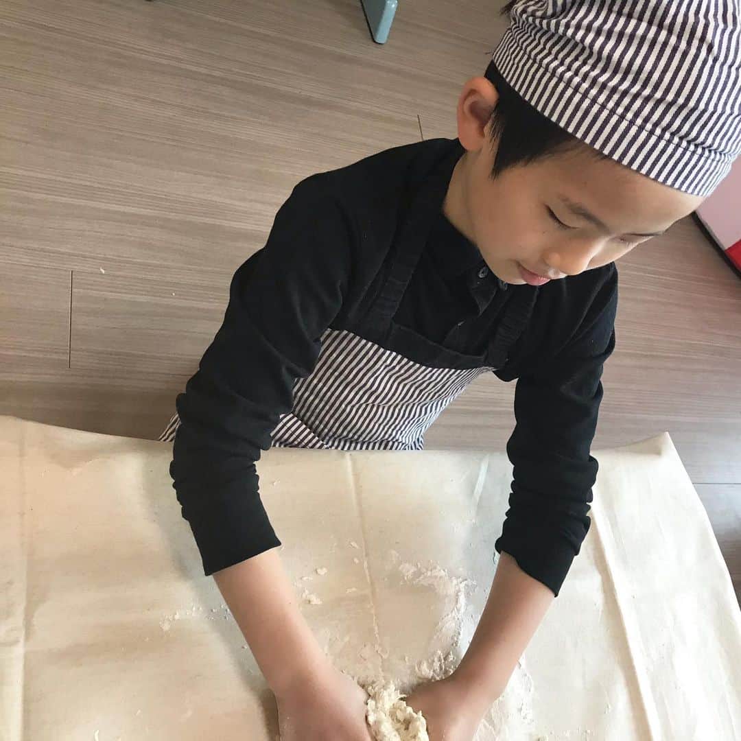 永田明華さんのインスタグラム写真 - (永田明華Instagram)「おはようございます🌞 先日の#お家時間 は #ピザ作り 🍕と#クッキー作り 🍪をしました☺️ 子供とこうやって向き合える時間が増え、幸せを噛み締めております😆 家族を守るため、これまたいい機会になったなぁとプラスに思うしかないですよね☺️ 最近は、ほぼ#tシャツコーデ なので、、、子供の事載せてみました。  #stayhome #stayathome #キッズクッキング #三兄弟#6歳#8歳#3歳#おうち時間 #子供と料理 #子供との時間」4月4日 10時02分 - asukanagata