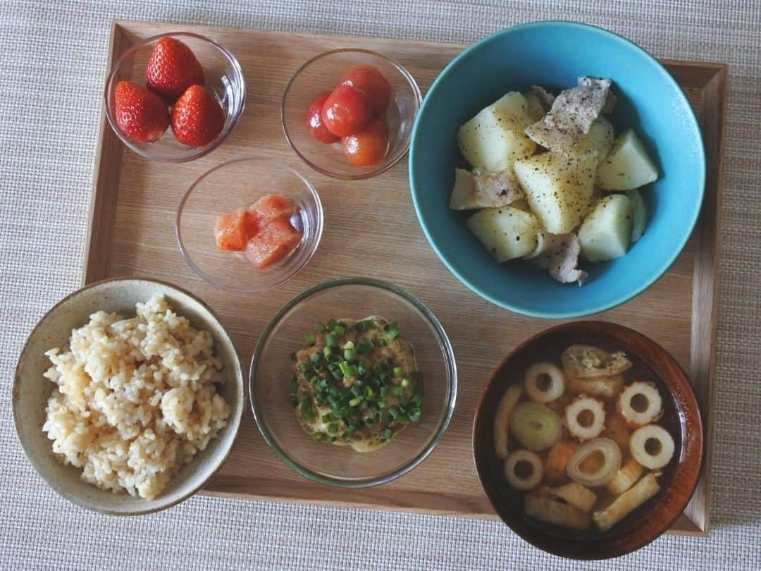 中山美香さんのインスタグラム写真 - (中山美香Instagram)「じゃがいも大好き☺︎ 丸いの多め。赤いの多め。じゃがいも多め。 . . . #玄米 #納豆 #味噌汁 #ちくわ #みょうが #油揚げ #塩麹 #肉じゃが #じゃがいも #辛子明太子 #ミニトマト #マリネ #常備菜 #いちご #果物 #朝ごはん #ごはんの記録 #おうちごはん  #breakfast #washoku #stayhome #☺︎」4月4日 9時57分 - mika5nakayama