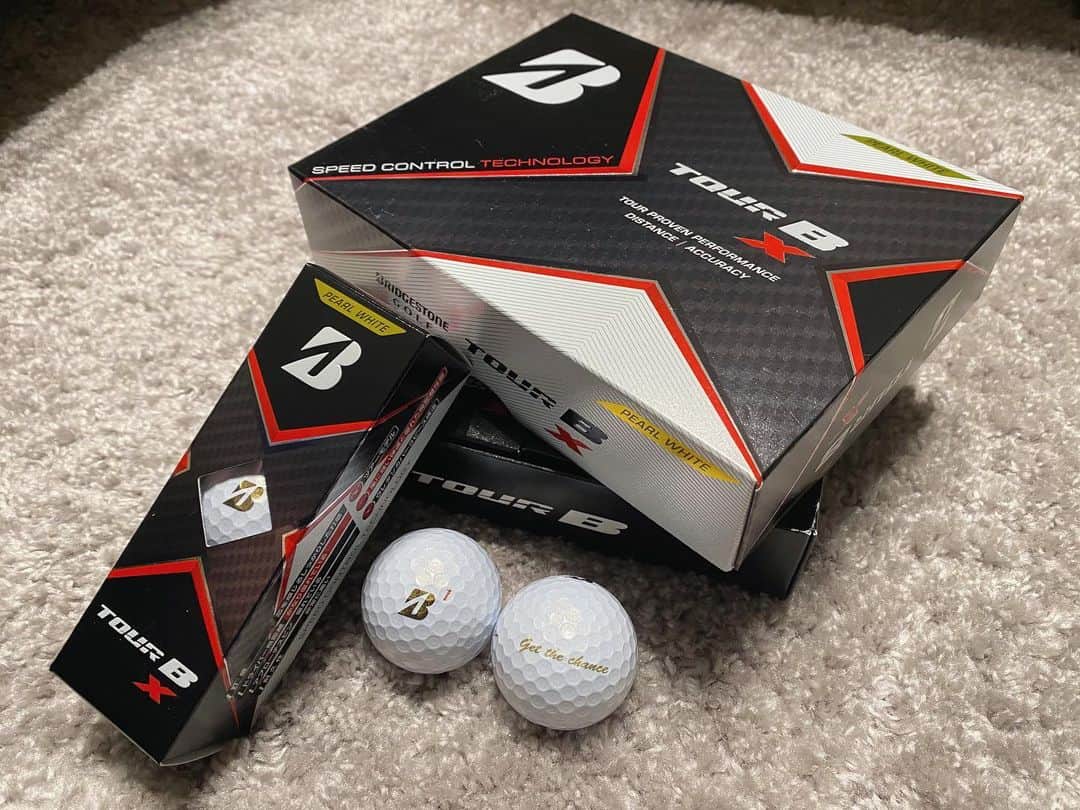 のインスタグラム：「⛳️ボール 今季も引き続き BSさんのボールを使用させて頂きます☺️ ✴︎ 私はTOUR B〔X〕というシリーズ👌🏼 2タイプある中の少しハードタイプの方です👆🏼 といっても 打った時にムチっと感があり 程よいフェイスコンタクトで "球離れが早い" "硬いボール" "ハード" と感じることは無かったです⭐️ 雨でも滑らずしっかり入るスピンが 最高で使わせて頂いてます💪🏼 ✴︎ オーストラリアでも使用して 強風の中でも強い味方となってくれました！ ✴︎ これからの試合では このボールでどんなショットが打てるのか どんな場面と出会うのか？ とても楽しみです！！ 一球入魂で戦います🧡 ✴︎ #bを信じろ  #BRIDGESTONE #BS #TOURB #ゴルフボール #オウンネーム #getthechance ✴︎ スイングはおまけ、、 オーストラリアです🐨🇦🇺🦘」