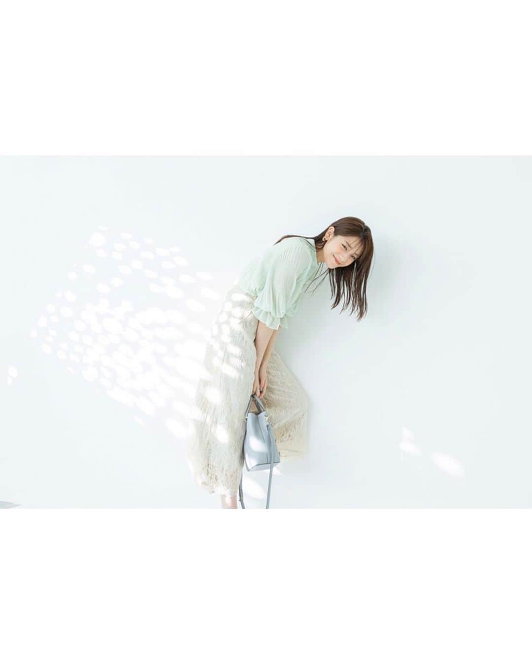 JILL by JILLSTUARTさんのインスタグラム写真 - (JILL by JILLSTUARTInstagram)「・ -𝘑𝘐𝘓𝘓 𝘣𝘺 𝘑𝘐𝘓𝘓𝘚𝘛𝘜𝘈𝘙𝘛- ・ ◻︎𝐒𝐭𝐲𝐥𝐞 𝐁𝐨𝐨𝐤 𝐀𝐩𝐫𝐢𝐥 𝟐𝟎𝟐𝟎◻︎ ・ starring : Asuka Kijima @asuka_kijima ・ #ジルバイ スタイルブック4月号 ♡ ・ 今期トレンド・ マジョリカプリーツ加工を施した 柔らかく落ち感のある シフォンブラウスに新色が登場。 ツヤっと上品なアイテムに レースのパンツで フェミニンなエッセンスをちょい足し！ ・ ⤴︎OFFICIALサイトより 詳細を確認できます。 @jillbyjillstuart_official プロフィールからどうぞ... ・ ———————————————— . ✔︎ シアーパフブラウス 125-0110604 COLOR : White / Lavender / Pink / Green ¥9,500 + tax 4月下旬発売予定 . ✔︎ サイドベルトレースパンツ 125-0130607 COLOR : White / Beige / Blue ¥11,300 + tax 4月下旬発売予定 . ✔︎ リトルフラワートートバッグ 125-‬0181219 COLOR : Black / White / Blue ¥12,700 + tax 4月下旬発売予定 . ✔︎ クリアビーズフープイヤリング 125-‬0195238 COLOR : Black / White / Blue ¥2,200 + tax 6月上旬発売予定 . ✔︎ ビジュースポーツサンダル 125-‬0185206 COLOR : Black / Beige×Pink / Pink ¥13,600 + tax 5月上旬発売予定 . ※店舗によって販売開始日と在庫数が 異なる商品がございます。 詳しくはお近くの店舗までお問い合わせ下さい。 ※撮影状況や光の当たり具合により 色味が実物と異なる場合がございます。 予めご了承ください。 ———————————————— ・ #jillbyjillstuart #stylebook #lookbook #April #2020SS #webcatalog #Spring #カタログ #ジルバイジルスチュアート . #貴島明日香 . @jillbyjillstuart_official @jillbyjillstuart_style ・ THANKS for YOUR Following, JILL by JILLSTUART」4月4日 10時05分 - jillbyjillstuart_official