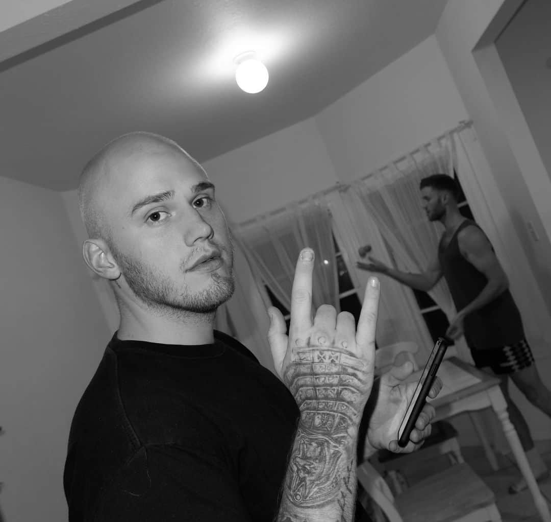 ブランドン・シェイアのインスタグラム：「What day of quarantine are you on? I think this picture was captured on day 7... I’m obviously chillin & Cody was juggling potato’s I think 🤔 also you can’t tell but my roommate dyed the little hair I have left blonde that day.」
