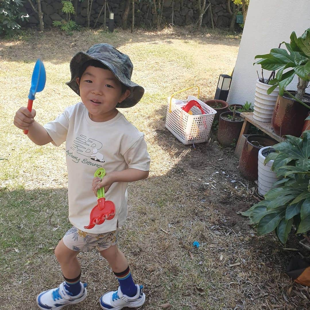キム・ヒョンスクさんのインスタグラム写真 - (キム・ヒョンスクInstagram)「#하민#독보적포즈#집에서#뉴발란스키즈#뉴발란스앤서니브라운콜라보레이션」4月4日 10時28分 - terrorgirl12