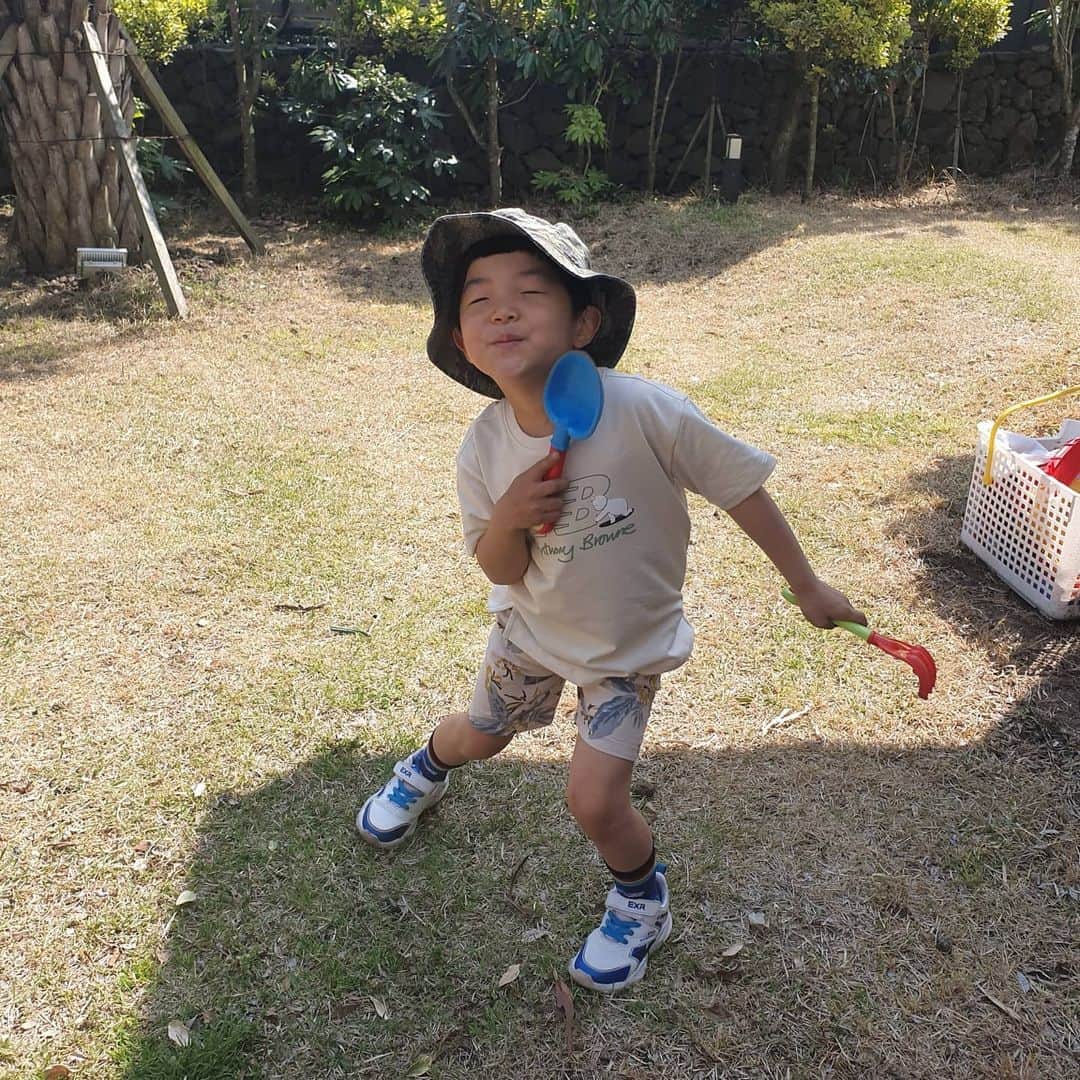 キム・ヒョンスクさんのインスタグラム写真 - (キム・ヒョンスクInstagram)「#하민#독보적포즈#집에서#뉴발란스키즈#뉴발란스앤서니브라운콜라보레이션」4月4日 10時28分 - terrorgirl12