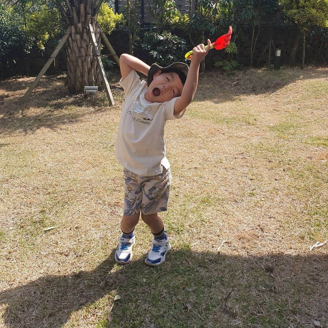 キム・ヒョンスクさんのインスタグラム写真 - (キム・ヒョンスクInstagram)「#하민#독보적포즈#집에서#뉴발란스키즈#뉴발란스앤서니브라운콜라보레이션」4月4日 10時28分 - terrorgirl12