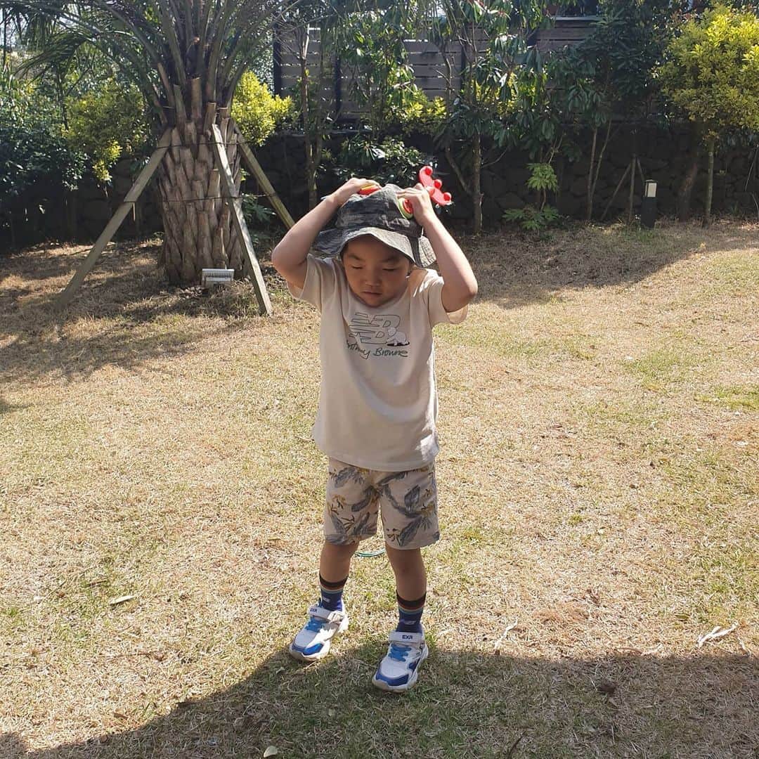 キム・ヒョンスクさんのインスタグラム写真 - (キム・ヒョンスクInstagram)「#하민#독보적포즈#집에서#뉴발란스키즈#뉴발란스앤서니브라운콜라보레이션」4月4日 10時28分 - terrorgirl12