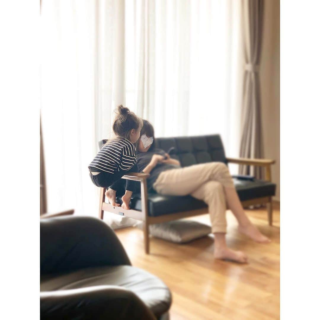 小林有里さんのインスタグラム写真 - (小林有里Instagram)「♡ 土曜日の朝。 . . 姉妹のひとこま♡ 晴れ。 パジャマ。 テコの原理。 . . . 平和ね〜笑🕊 . . . #sisters#小林家 #weekend#stayhome」4月4日 10時41分 - lilyshandmade