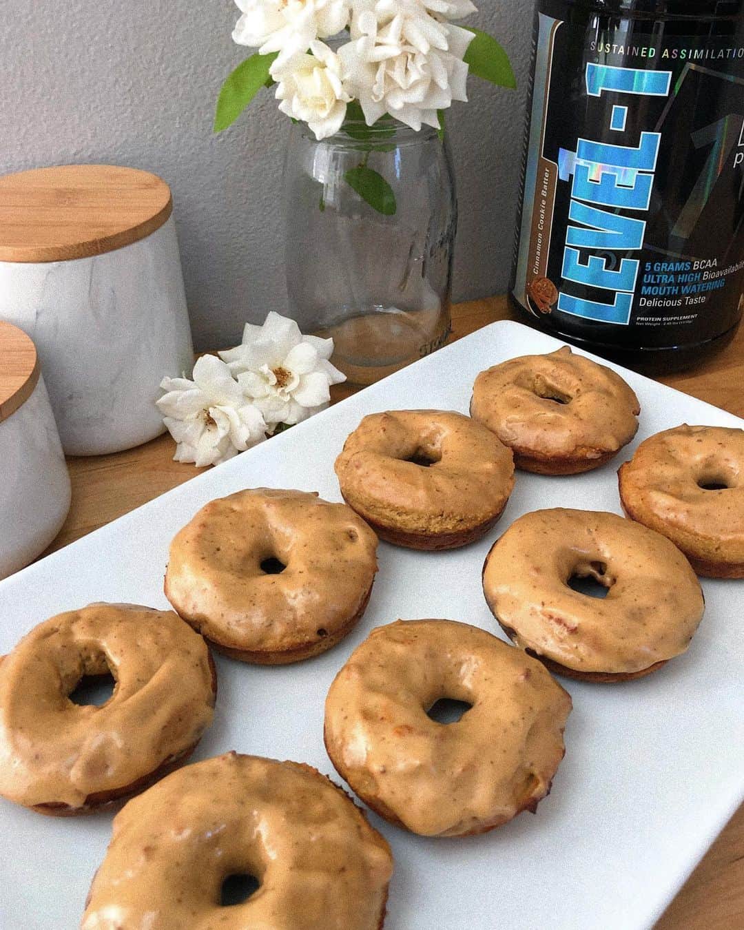 アナ・チエリさんのインスタグラム写真 - (アナ・チエリInstagram)「Protein Donuts 🍩 made by yours truly! .  Cinnamon Cookie Batter Donuts 👩🏻‍🍳🍩🤤 . .  3/4 c. coconut flour 1 c. Oat flour 4 eggs 1/2 tsp baking soda 1 tbsp cinnamon 1/2 cup milk (I used flax milk) 2 scoops @1stphorm cinnamon cookie batter protein powder 1/2 c. swerve confection sugar replacement  3 tbsp peanut cashew butter ( any nut butter)  For protein frosting  1 scoop vanilla protein powder 1/2 c swerve confection sugar replacement 2 tbs nut butter (used peanut cashew mix) mix all ingredients together  Preheat oven 350* grease donut pan with coconut oil. 1. In a large mixing bowl add the dry ingredients, mix well. 2. In a small bowl mix all wet ingredients until smooth. combined ingredients slowly while mixing to get batter creamy. 3. Transfer to greased donut pan & bake for 20 mins. Remove from oven and let sit for 5 mins before adding frosting.  100 calories, 7gs Protein, 1gs sugar」4月4日 10時41分 - anacheri