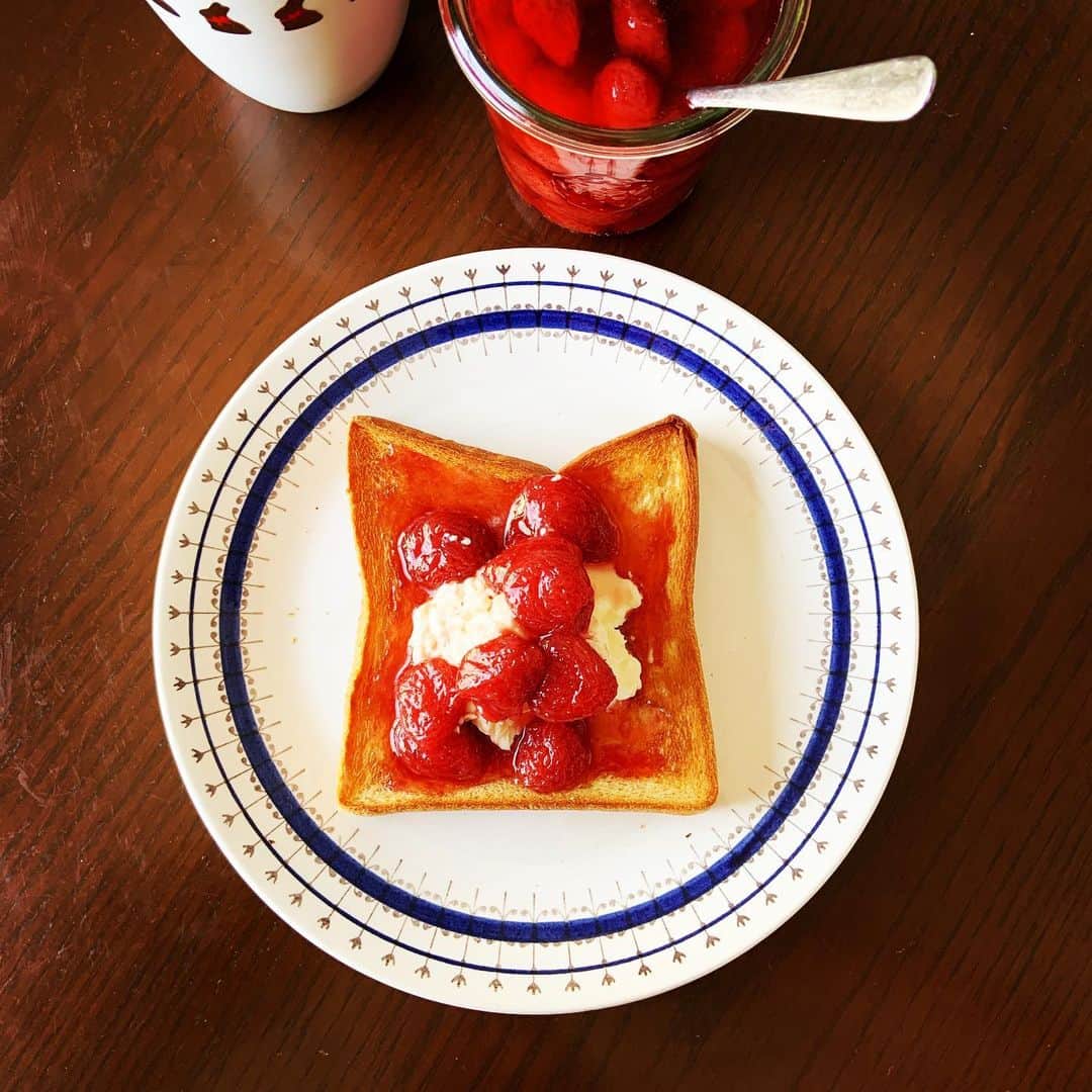 志摩有子さんのインスタグラム写真 - (志摩有子Instagram)「よく晴れた土曜日。 昨日作ったイチゴジャムをさっそくトーストと。マスカルポーネもプラス。 砂糖を控えめにしてあるので、いちごの甘酸っぱさを楽しめる。自家製からこそのご褒美。食パンは最近No. 1に躍り出たトリュフベーカリーの柔らかなやつ。 #イチゴジャム #ジャムトースト #トリュフベーカリー」4月4日 10時46分 - ariko418