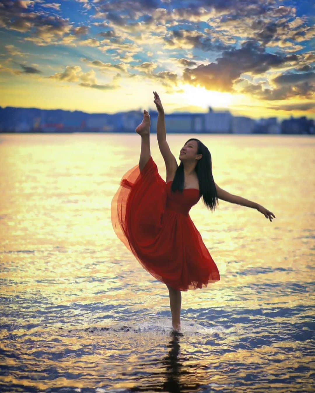 舘林佳史のインスタグラム：「おはようございます☺️✨ ﻿ ﻿ 水上のバレリーナ💃❣️ ﻿ ﻿ 夕陽をバックにメッチャカッコいいのが撮れました🥰✨ ﻿ ﻿ ドラマティックフォト撮影やってみたい方はDM下さい😊﻿ ﻿ ✨ イイネ❣️フォローよろしくお願いします💝﻿ ﻿ ﻿ ﻿ 誰でも物語の主人公になれるをキャッチコピーに﻿ ドラマや映画の物語のワンシーンの様なDramaticStoryPhot﻿ と言う名前で活動作品作りをしています。﻿ ﻿ 大好評のドラマティックフォトのご依頼は﻿ このクオリティーで30000円〜(ほぼ諸経費)﻿ で受け賜わっています)^o^( ﻿ 素敵な作品を一緒に作りたい！﻿ コラボレーションしたい 美容師・メイクアップアーティストさん ・服飾デザイナーさんクリエイターさんも随時募集中です✨﻿ ﻿ お姫様になりたい👸﻿ 物語の主人公になってみませんか^ ^⁉︎﻿ ﻿ たった一枚の写真で人生が変わる‼️﻿ ﻿ ✨作品作り体験モデルに興味がある方 ﻿ ドラマティックフォト依頼 撮影依頼 ﻿ 体験モデル募集﻿ ①お名前②地域③年齢④身長⑤LINE ID⑥応募理由やお問い合わせ内容⑦最近の髪型スタイルの分かる写真をDMまたはLINE ID510661下さい✨﻿ 📩﻿ モデル宣材撮影 コンポジ Book作り プロフィール撮影 ブライダルフォト記念撮影 衣装レンタル 成人式 着物 ドレスロケーションフォト スチール サロンモデル撮影 写真集等撮影のご依頼何でもお気軽にお問い合わせDM下さい✨📩 ﻿ ﻿ #水上のバレリーナ #バレリーナ #海撮影 #夕陽 #女神﻿ #妖精#観光スポット #フリーモデル#ドラマティックストーリーフォト#インスタ映え#作品作り #撮影依頼#講習会#シューティング#撮影依頼募集中 #ファインダー越しの私の世界 #写真を撮るのが好きな人と繋がりたい  #ストロビスト#ポートレート#ポートレートモデル#モデル募集#被写体#ロケーションフォト#カメラマン#フォトグラファー##excellent_portraits #photographer#ig_bless_women#東京カメラ」
