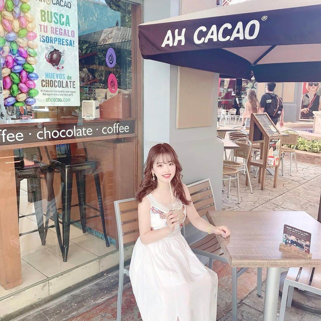のインスタグラム：「♡ AH CACAO🍫✨ . . チョコレートは昔から大好きなんやけど、 最近は海外行ったら必ず買ってるかも🤔 洋酒っぽいものとか 中にナッツ入ってるやつじゃなくて カカオ感たっぷりの板チョコ！ (↑説明下手すぎるけどわかる？😅) 甘すぎず美味しくて好き☺️ カカオ70〜75%くらいが好みかな💕 . . 中学の時からテストの日の朝は絶対 板チョコ一欠片食べるっていうのが 空山家のルールやったから(謎に浸透してた) 今でも勉強する時とかはよく食べるよ😎✨ . . . . .  #カンクン #カンクン旅行 #メキシコ #メキシコ旅行 #カンクン観光 #旅行大好き #ソラtrip #女子旅 #タビジョ #旅行好きな人と繋がりたい #リゾートホテル #genic_mexico #カリブ海 #ahcacao #tabijyomap_mexico #🇲🇽 #海外土産 #海外旅行 #チョコレート」