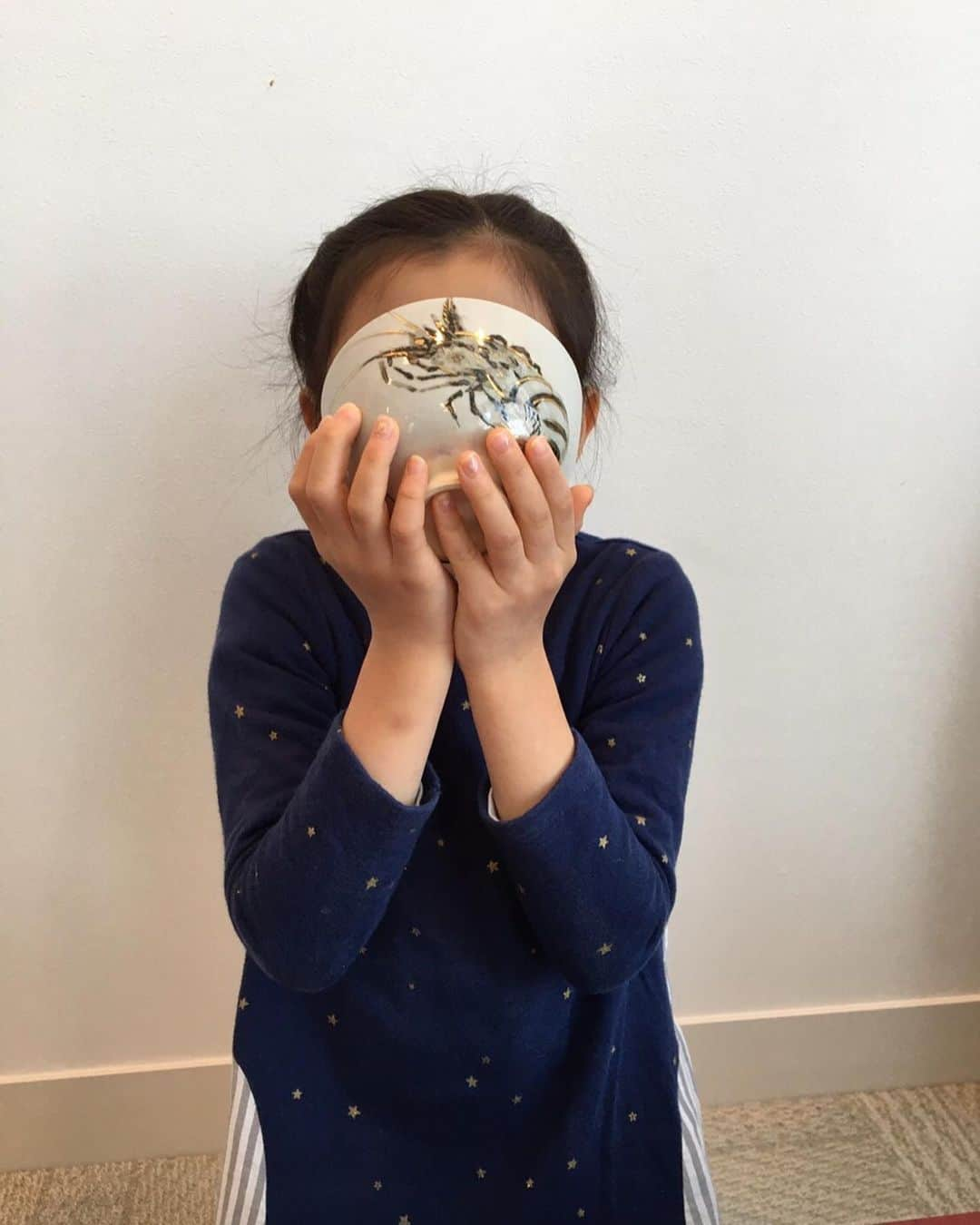 市川海老蔵 （11代目）さんのインスタグラム写真 - (市川海老蔵 （11代目）Instagram)「What I gave Reika is this tea bowl with shrimp drawn. For Kangen is Raku tea bowl.  Both are using their bowl with care so I’m pleased. * 麗禾にあげたのが この海老の器。 勸玄にあげたのが 楽茶碗。 各々大切に使ってるので 嬉しいです。  #市川海老蔵 #海老蔵 #成田屋 #歌舞伎 #ABKAI #ABMORI #ebizoichikawa #ebizo #kabuki #thunderparty #theater #theaterarts #actor #japan #classic」4月4日 11時15分 - ebizoichikawa.ebizoichikawa