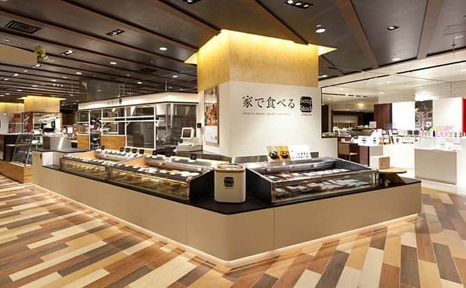 スープストックトーキョー 公式さんのインスタグラム写真 - (スープストックトーキョー 公式Instagram)「🚩家食べ二子玉川店、営業中🚩﻿ ﻿ 東京・神奈川の店舗は今週末、ほぼ休業中ですが﻿ 家で食べるスープストックトーキョー﻿ 二子玉川東急フードショー店のみ、営業時間を﻿ 変更の上(11:00〜20:00)、営業しています。﻿ ﻿ オンラインショップでは現在お取り扱いのない﻿ 「駿河湾産桜海老のクリームスープ」や﻿ 出産祝いセット(販売休止中)のご用意も。🛒💐﻿ 冷凍スープセットが10%OFFになっているので﻿ おうち時間にもおすすめです。﻿ 冷凍スープが初めてという方も、スープ選びに﻿ じっくりご相談にのれるスタッフばかりなので、﻿ ご自宅用に、ご配送に、ぜひご活用ください。﻿ ﻿ #スープストックトーキョー﻿ #SoupStockTokyo」4月4日 11時16分 - soupstocktokyo