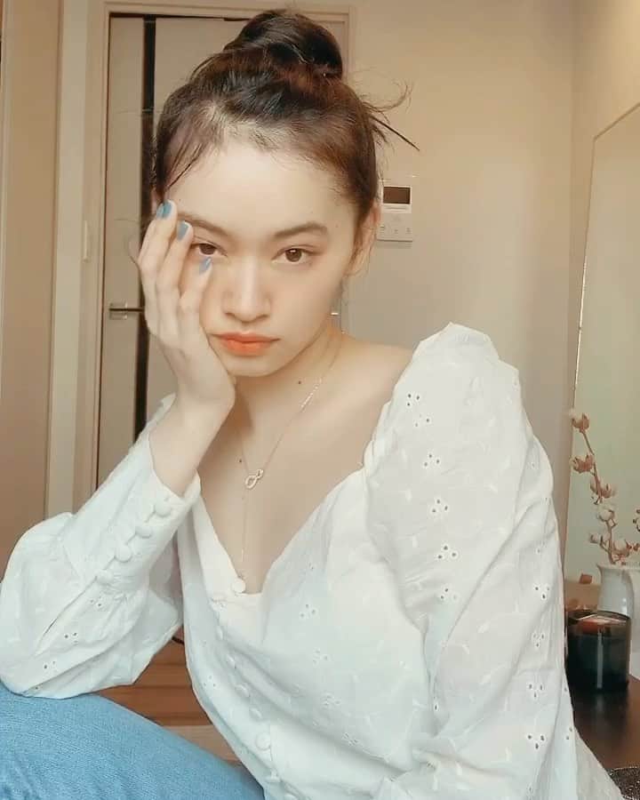 shihori.kathleenのインスタグラム：「いつかの春を待ちわびて🕊 空色の爪🐋　オレンジの唇🍊 高貴なブラウス🩰  #stayhome ☺︎」