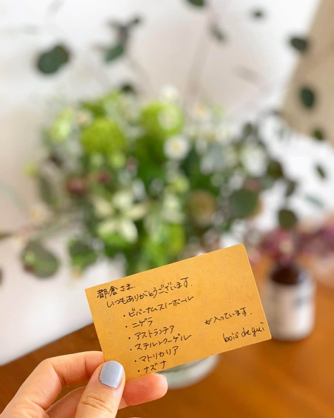 村上萌さんのインスタグラム写真 - (村上萌Instagram)「自宅にこもる生活をして数日の頃、夫の職場に感染者が出て、いよいよ家族全員外出禁止となった。﻿ 今日で1週間靴を履いていない。﻿ 正直、好きで家にいるのと、家にいなくちゃいけないのは全然違って、今すぐ川沿いを走りたいし、芝生に転がりたいし、街をぶらぶら散歩したい。﻿ ﻿ でも「感染爆発を抑止できる重要な局面」は、間違いなく今日のそれぞれの選択にかかってる。﻿ ﻿ 多くの飲食店やサービス業が苦渋の決断をしながら、未来を守ろうとしている。﻿ そういう人たちがデリバリーをしてくれたり、新しい選択をするためにも、不要不急の人は絶対に今、ウイルスを運んじゃだめ。﻿ ﻿ 天気もいいし、桜もきっと綺麗。﻿ だけど、今じゃない。﻿ 経済の回し方を変えなくちゃいけない。﻿ ﻿ 24時間同じメンバーで家にいると、時間の経過が本当に分からないから、ネットスーパーで届けてもらっている春の食材と、いつものお花屋さんが届けてくれた野花風ブーケ、明るい4月のカレンダーと娘の成長が希望。﻿ ﻿ たった1週間だけど、家にこもっていたら、好きなことを再確認できている気もする。﻿ ﻿ 早くみんなで芝生に転がれる日のためにも、感染しない、感染させない、前を向く。﻿ ﻿ ﻿ ﻿ #糧にします#stayhome #こもり日和 #親子の家時間 #かぞくごと #今日の小仕事 #夫のチームもzoomで練習再開 #リモートアスリート」4月4日 11時23分 - moemurakami_