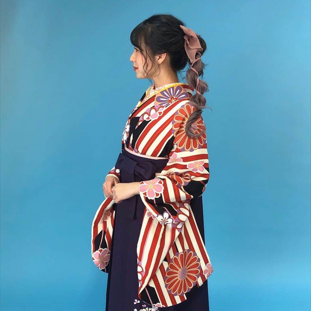 Rinkaのインスタグラム：「卒業前に、フォトスタジオKOWAさんで﻿ 袴のカタログモデルをさせていただきました💐﻿ ﻿ 袴を1日で5着も着れて、かわいい袴と色んな髪型に﻿ してもらってテンションが上がった！！！﻿ 今年は9着くらい袴きました。﻿ 思い残すことはありません笑﻿ ﻿ ﻿ ﻿ これはミスコンの運営さん経由で﻿ ご依頼していただいた案件！感謝！﻿ 今年のYNUコンテストも﻿ 少しずつ始動しはじめたみたいです✌︎﻿ 早いなぁ1年！🌸﻿ ﻿ ﻿ #ミスコン#横国#袴#晴れ着#着物#和服#卒業#撮影#カタログ#いいね返し#f4f#記念#ヘアアレンジ」