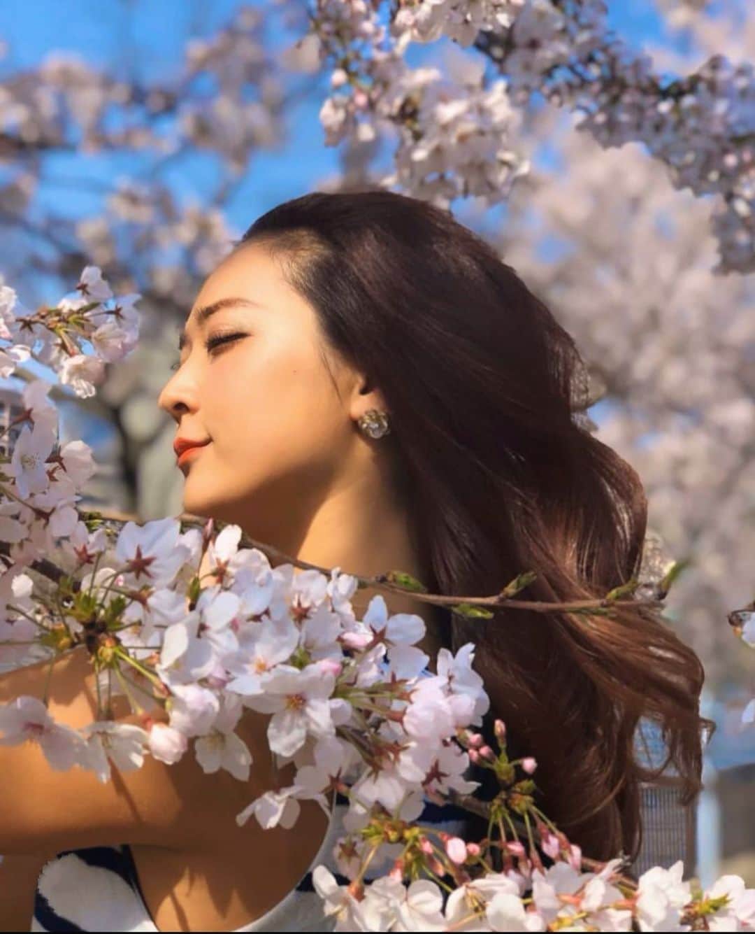 のインスタグラム：「普段なんの違和感もなく 皆が笑顔で過ごせていた毎日がどれだけ 幸せな事だったか改めて感じる日々🌸 . 小さな選択も皆で愛ある選択で 1日でも早く乗り越えられる日が 訪れますように。 . 🕊🌎🤝 . 早く思いきり太陽浴びて 日向ぼっこしたいね🙏 . #love #peace #smile #stayhome」