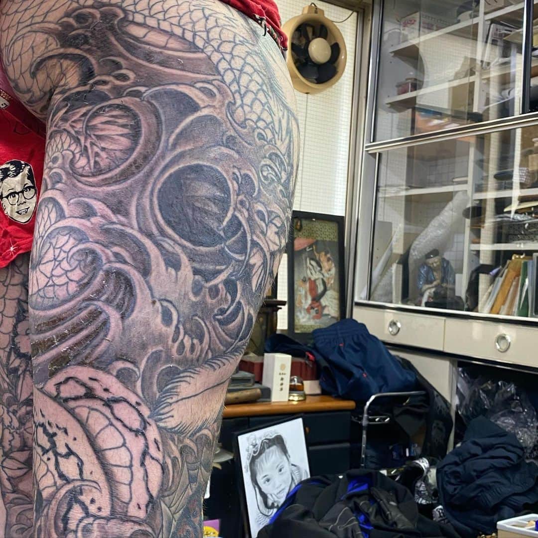 中野義仁さんのインスタグラム写真 - (中野義仁Instagram)「inprogres 🙇‍♂️ day by day inspiration work freehand ‼️ #H2ocean #H2oceanproteam #officialh2ocean #tattooinstagram  #traditional #freehand #snake ＃fioenix #hebi #botan  #japan #art #artist #artistmafia #friend #tattoos #tattooing #tattoo #tattoomag  #inK #inkdmag #tattoomagazine #tattoos_of_instagram #memarky  #tattoolifemagazine #tattooenelgy #tattooinstagram #tattoomania #artistmafia #tattoocultur #tattoocomunity #tattooculturmagazine #tattooare  @jessyentattoo @dennis_camsupply @yokohama_tattoo_museum @souryou @kiwamijewelry @horiyoshi3shop @taiwantattooconvention」4月4日 11時39分 - horiyoshi_3