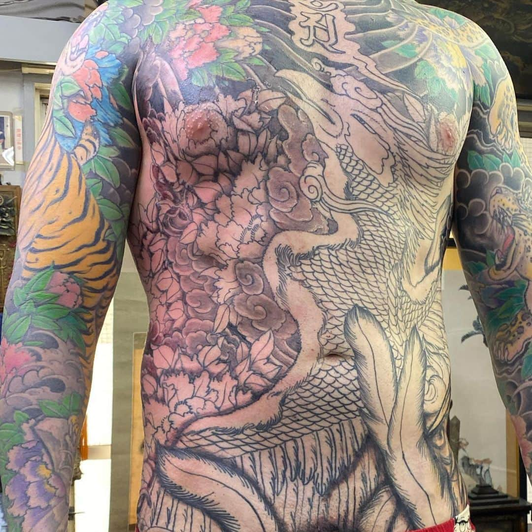 中野義仁さんのインスタグラム写真 - (中野義仁Instagram)「inprogres 🙇‍♂️ day by day inspiration work freehand ‼️ #H2ocean #H2oceanproteam #officialh2ocean #tattooinstagram  #traditional #freehand #snake ＃fioenix #hebi #botan  #japan #art #artist #artistmafia #friend #tattoos #tattooing #tattoo #tattoomag  #inK #inkdmag #tattoomagazine #tattoos_of_instagram #memarky  #tattoolifemagazine #tattooenelgy #tattooinstagram #tattoomania #artistmafia #tattoocultur #tattoocomunity #tattooculturmagazine #tattooare  @jessyentattoo @dennis_camsupply @yokohama_tattoo_museum @souryou @kiwamijewelry @horiyoshi3shop @taiwantattooconvention」4月4日 11時39分 - horiyoshi_3