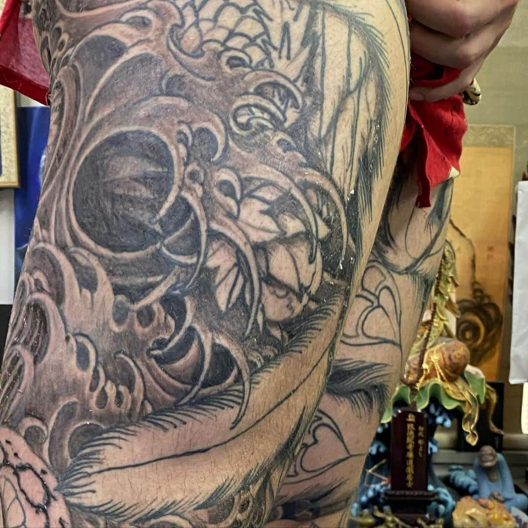 中野義仁さんのインスタグラム写真 - (中野義仁Instagram)「inprogres 🙇‍♂️ day by day inspiration work freehand ‼️ #H2ocean #H2oceanproteam #officialh2ocean #tattooinstagram  #traditional #freehand #snake ＃fioenix #hebi #botan  #japan #art #artist #artistmafia #friend #tattoos #tattooing #tattoo #tattoomag  #inK #inkdmag #tattoomagazine #tattoos_of_instagram #memarky  #tattoolifemagazine #tattooenelgy #tattooinstagram #tattoomania #artistmafia #tattoocultur #tattoocomunity #tattooculturmagazine #tattooare  @jessyentattoo @dennis_camsupply @yokohama_tattoo_museum @souryou @kiwamijewelry @horiyoshi3shop @taiwantattooconvention」4月4日 11時39分 - horiyoshi_3