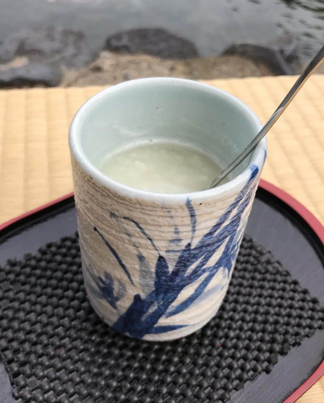 Li Tian の雑貨屋さんのインスタグラム写真 - (Li Tian の雑貨屋Instagram)「No sakura (even back then) but there’s always the reliable grilled dangos in sakura and yomogi flavors 🍡 plus warm cup of amazake • • • • #dairycreameatsjp #japan #japanese #shikoku #igersjp #retrip_gourmet #japan #yummy #igfood  #foodporn  #instafood #vscofood  #bonappetit #delicious #sgfoodies #musttry  #sgtravel #sgtraveller #kagawa #香川」4月4日 11時42分 - dairyandcream