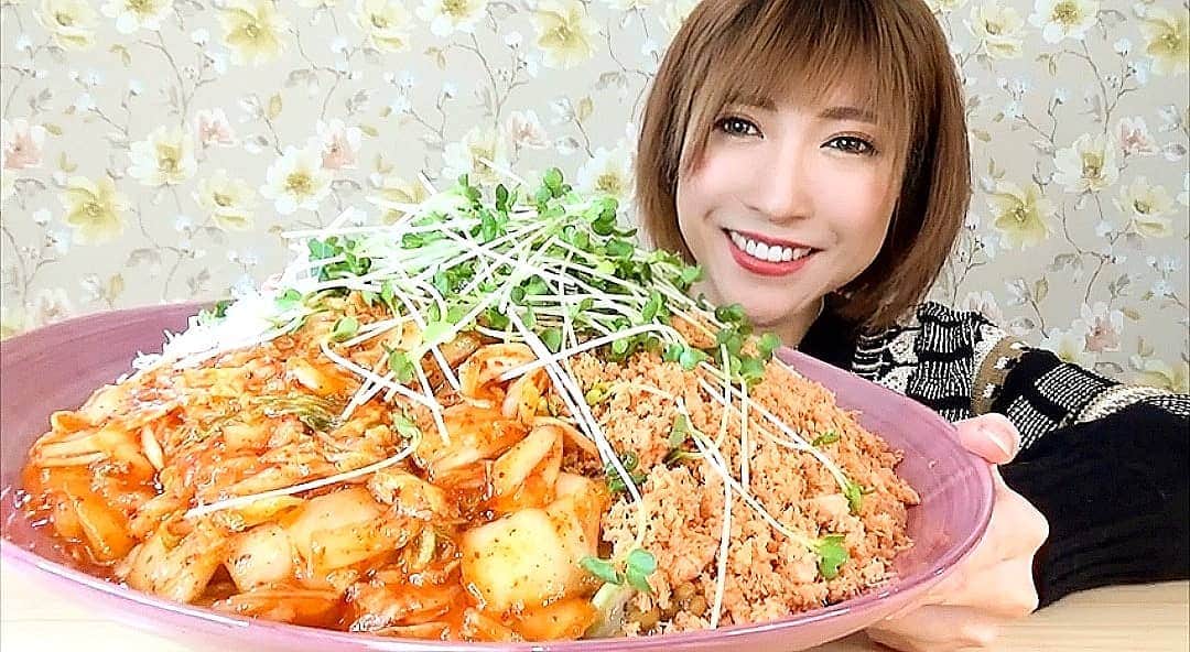 石関友梨のインスタグラム：「YouTube！みんな大好きって言って！○○超大盛りカスタムごはん丼！！ 良きタイトルが思いつかなくて何度も書き直してるww  なんか一撃なのないかなぁ｡°(° ˆˆ °)°｡ プロフィールのURLからYouTube飛べるよ🎀  頑張って観てね✨  #大食い #デカ盛り #時短レシピ  #簡単レシピ #日本食 #どんぶり選手権 #キムチ #鮭 #魚料理 #タイトル難民」
