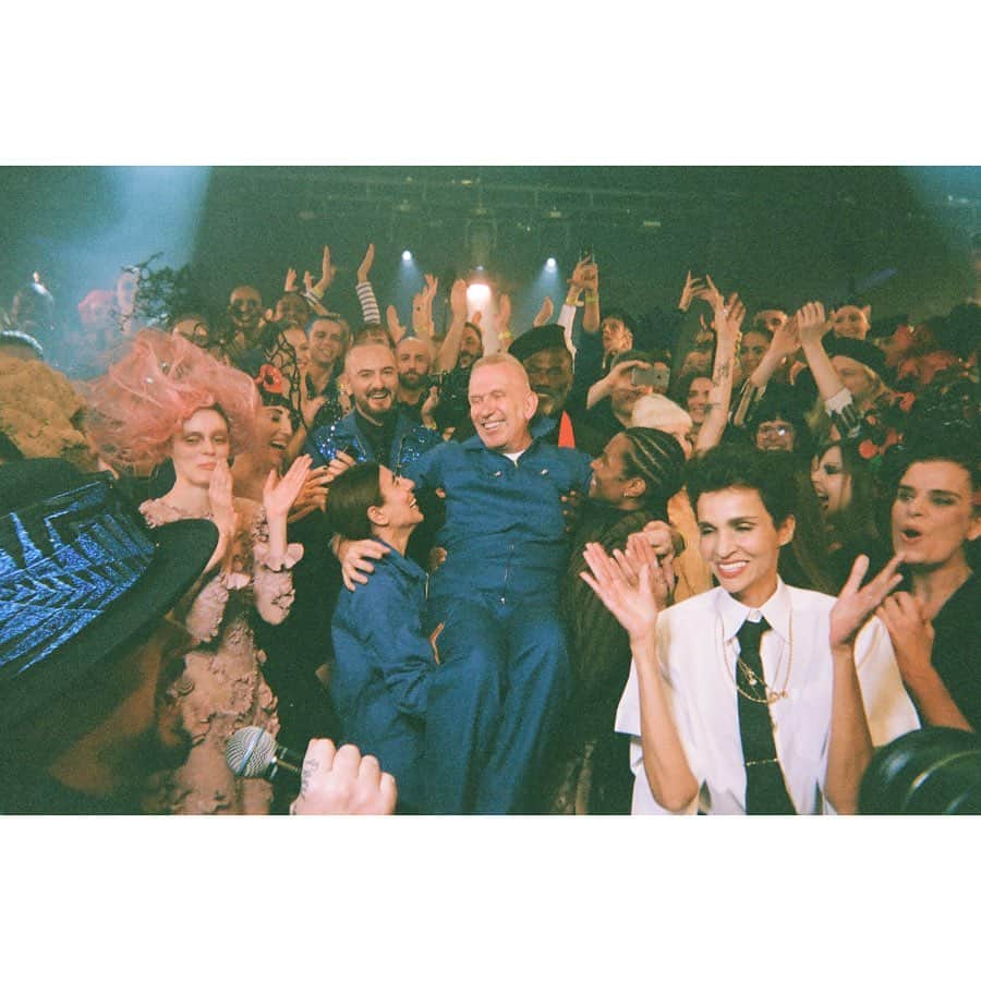 のインスタグラム：「these + more by me now up on @gisposable — strange but also comforting to go through this film & see the difference in reality we were all living just over a month ago. We need to do the right thing now (STAY HOME) so that we can experience these moments of togetherness again !!! Grateful for everyone I work with, for the creativity they share with the world. Grateful for the way the industry has adapted during this time to not only continue creating, and giving us the opportunity to work from home- not taken for granted- but also to do their part to give back. ❤️ Hoping these images can bring u a lil joy too... from my couch to yours, sending love!! x my POV, fashion month- fall’20 shows @gisposable 🎞」