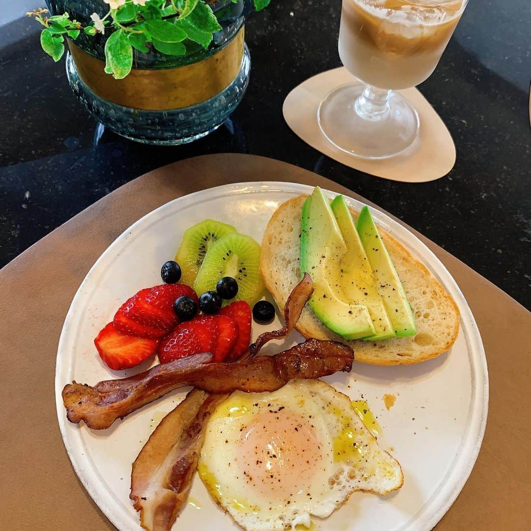 Ennaのインスタグラム：「What a beautiful day🌿🌈🌿 1時間以上かけてゆっくりとるブランチも悪くない🌞  朝は、オーガニック卵1つとアボカド1/2が最近の定番。 週末はクリスピーベーコンを添える🧡 塩、胡椒、香辛料のみのシンプルな味付けの丹沢ベーコンがお気に入り(辛くないから子供も食べれる)  だいぶ暖かくなってきたので、 ラグの衣替えをそろそろしようかな。  #saturday  #beautifulday #homesweethome #おうち時間」