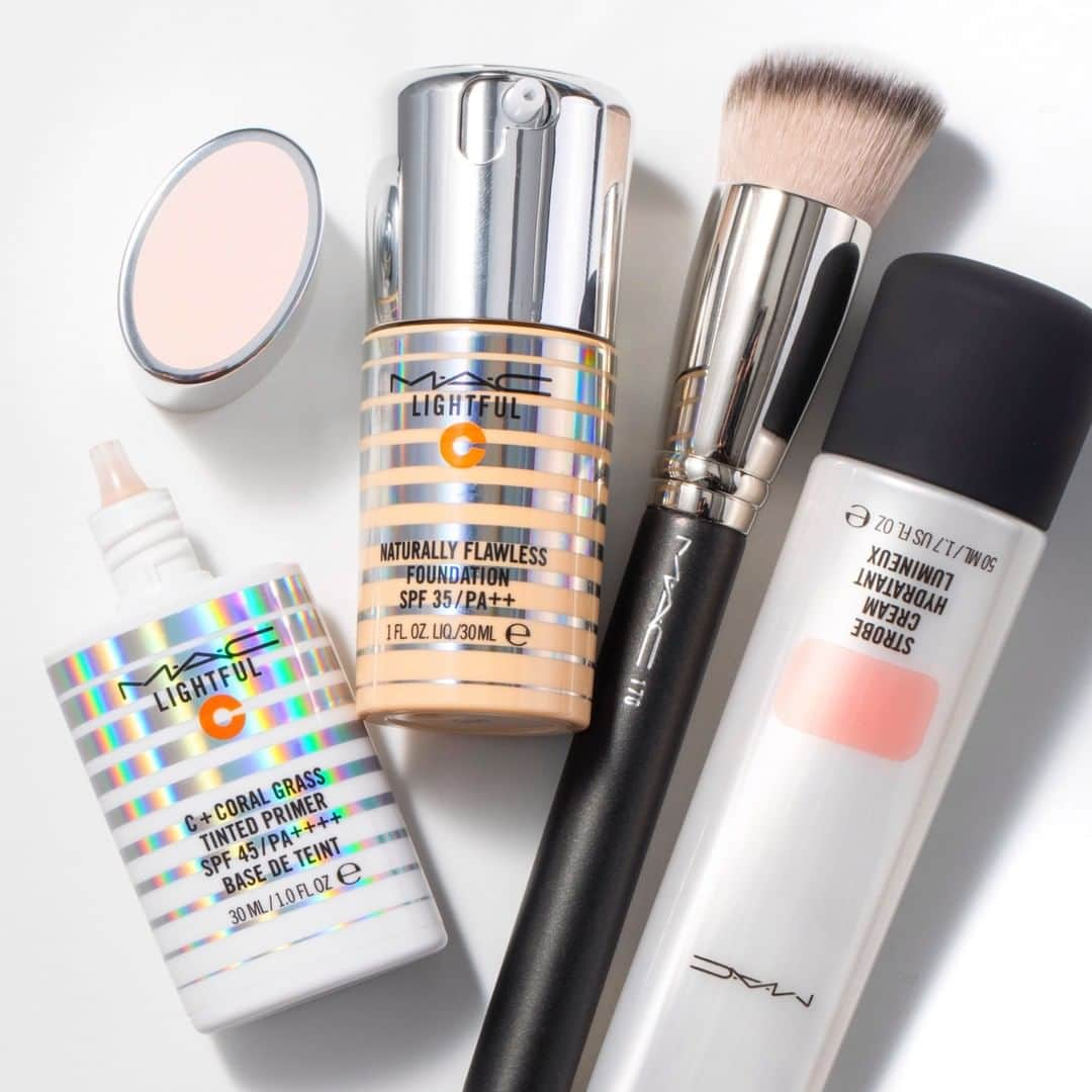 M∙A∙C Cosmetics Japanさんのインスタグラム写真 - (M∙A∙C Cosmetics JapanInstagram)「ㅤ ライトフルC シリーズで手に入れる、スポットライトをフルに浴びたような輝くツヤ肌✨ みずみずしく潤ったツヤグロー肌に仕上げるにはリキッドファンデーション「ライトフル C+ ナチュラリー フローレス SPF 35 ファンデーション」がオススメ💡 ㅤ 透明感アップの下地選びとブラシ使いで内側から輝くハリのある仕上がりに ライトフル C+ ティンティッド プライマー SPF 45 ストロボクリーム #170 シンセティック ラウンド スラント ブラシ ㅤ ㅤ ㅤ #MACLightfulC #SpotlightReady #MACライトフル #MACCosmeticsJapan #MACコスメ #MACCosmetics #コスメ #メイク #ファンデ #ファンデーション #リキッドファンデーション #ベースメイク #カバー力 #ツヤ肌 #テカらない #makeup #basemakeup #cosmetics #foundation #beauty」4月4日 12時00分 - maccosmeticsjapan