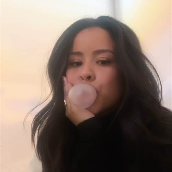 シエラ・ラミレスのインスタグラム：「i miss my friends🥺 ....so i made a music video lol」