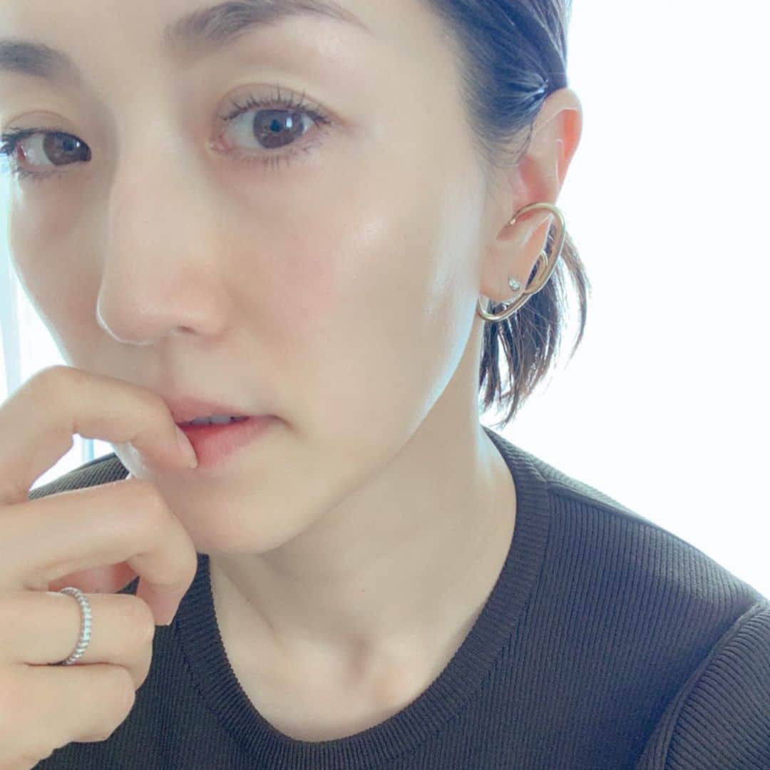 亀恭子のインスタグラム：「お休みの週末。 . . . 楽しみにしていたキャンプはキャンセルして stay home. さて何しよう。 . . 美容ネタをひとつ。 最近使っている @shiseido のVital Perfection UL Firming Cream 乾燥・シミ・そばかす予防に。 塗りこみながらせっせとマッサージしてます。 . . . #saturday #stayhome #shiseidoginzatokyo #即感モイスチャライザー #pr」