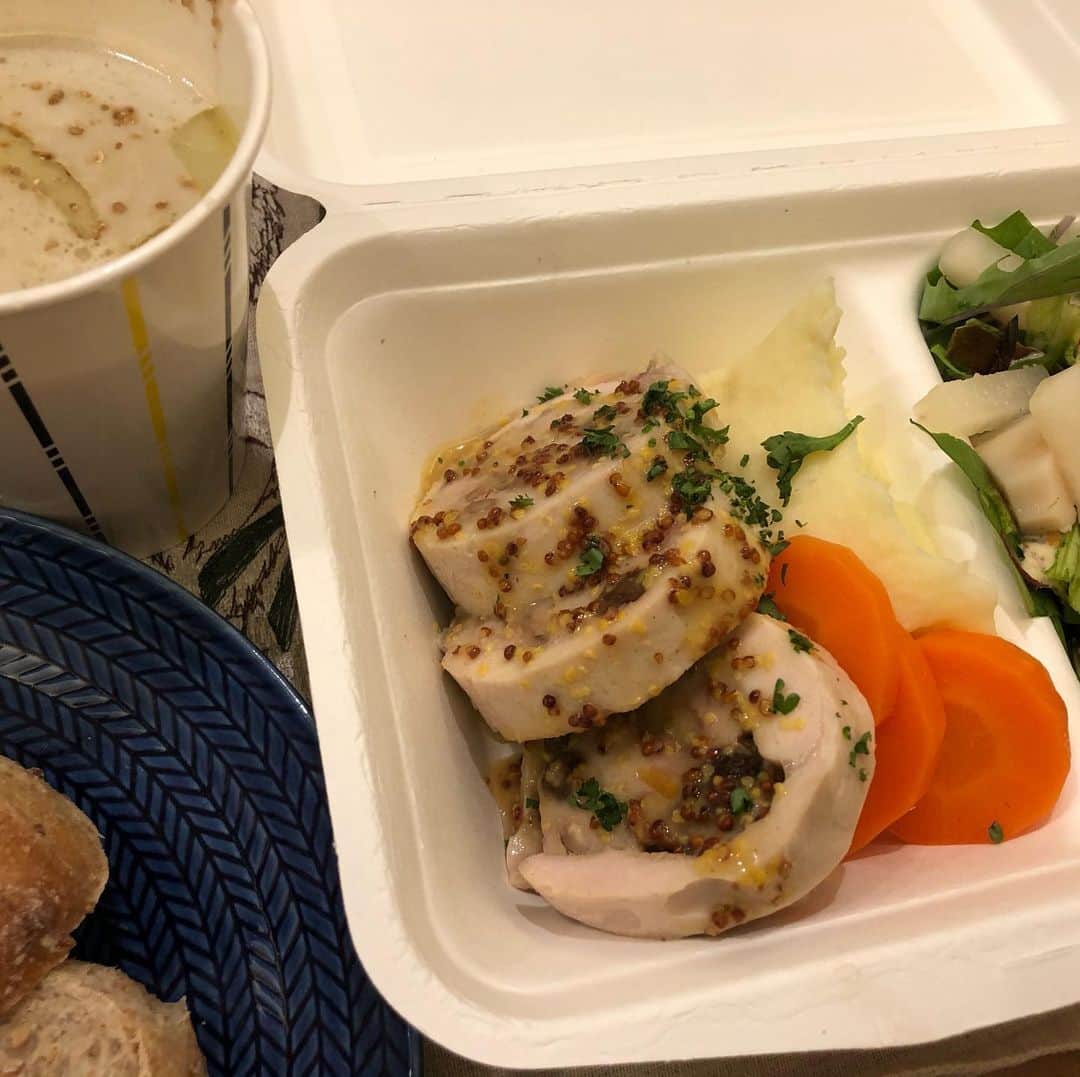 いとうせいこうのインスタグラム：「フレンチ屋の弁当。鶏のガランティーヌ入り800円、空豆のスープ300円。#誘いメシ活動」