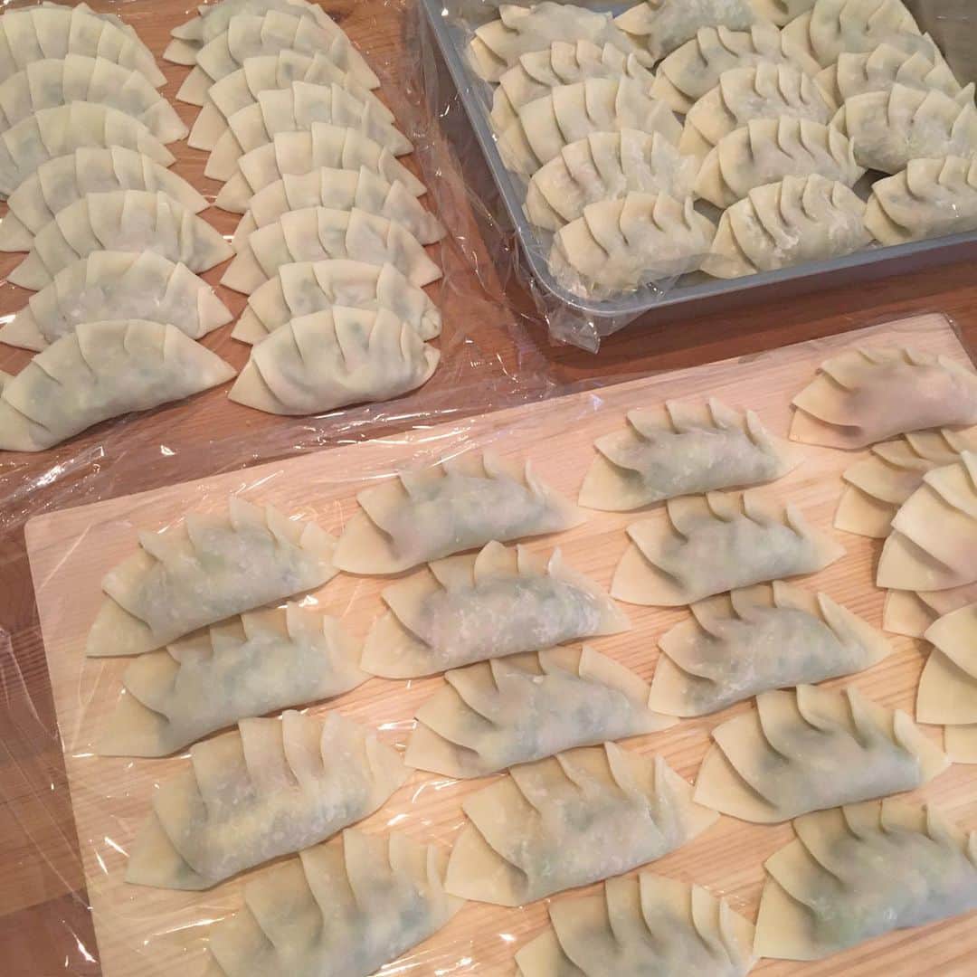 今村沙緒里のインスタグラム：「餃子の日🥟 ひたすら、包みました。 家にいる時間が多いので 3食作って、掃除、整理して、 モリモリ食べてます☺︎ (不思議とちょっと痩せました😺) ・ ずっと不安な状況ですが… 被害がこれ以上大きくなりませんように。 本当は、みんな休業にして補償してほしい。 日本で働いてる人、税金を納めてるんだから。 なにより、いのちが1番大事。 今日もお仕事の方、お疲れさまです＊ おいしいもの食べて、免疫力高めて 乗り越えましょう✨ ・ Gyoza！！！ Handmade food is healthy and yummy🥟🥟 ・ #gyoza #food #handmade #cooking #만두 #요리 #餃子 #料理 #手作り #キムチチーズおいしい #いっぱい作って冷凍」