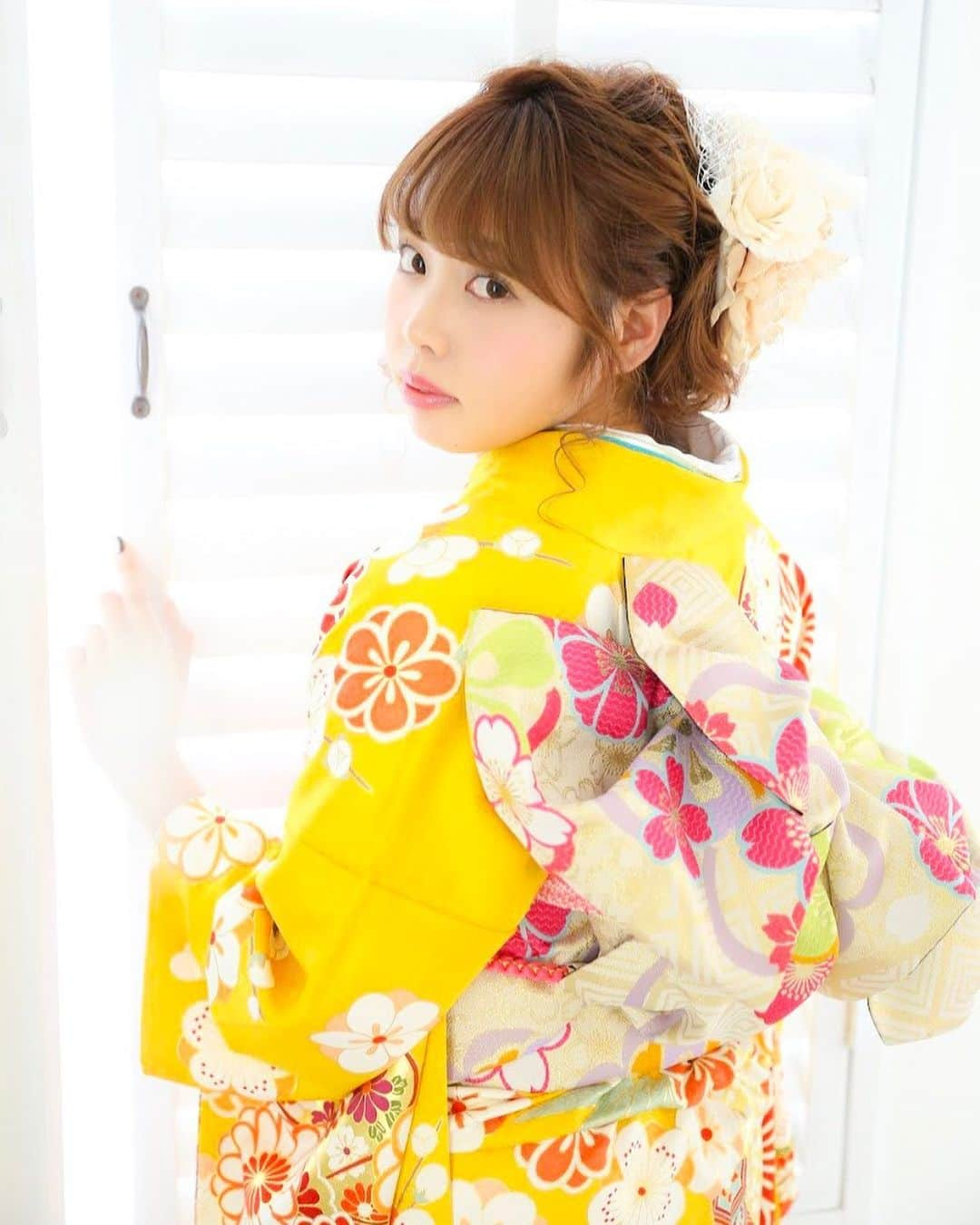 Furisode20さんのインスタグラム写真 - (Furisode20Instagram)「. ゆるふわヘアは どんな着物にも合いやすく 誰にでも似合いやすい❤︎ . 毎年人気の髪型です💕 . ヘッドドレスを大きめにして 着物とのバランスをとります✌︎ . . ..｡. .｡..｡. .｡..｡. .｡..｡. .｡..｡. .｡..｡. .｡..｡. .｡..｡. .｡..｡.. . ＊振袖・袴専用Instagram @yousmile20furisode ・ .＊ユースマイル(キッズ写真館)のInstagram @photostudio_yousmile ..｡. .｡..｡. .｡..｡. .｡..｡. .｡..｡. .｡..｡. .｡..｡. .｡..｡. .｡..｡.. . #関西フリーモデル #サロンモデル #サロモ #フォトスタジオ #ヘアメイク #アンジュエール #ユースマイル #神戸サロモ #姫路 #モデル募集 #サロモ募集 #成人式前撮り #被写体モデル #成人式 #振袖 #振袖ヘア #ヘアスタイル #ヘアアレンジ #ポートレートモデル募集 #卒業式前撮り #卒業式ヘア#メイク動画#ヘア動画#インスタグラマー #兵庫#被写体募集 #振袖レンタル」4月4日 12時26分 - yousmile20furisode