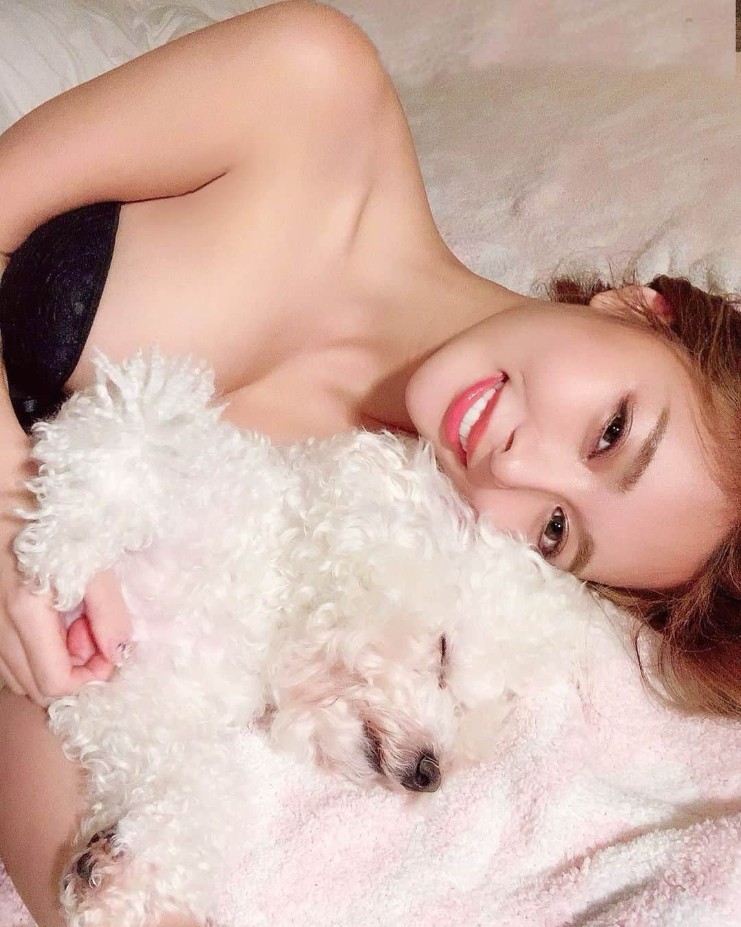 濱野りれさんのインスタグラム写真 - (濱野りれInstagram)「Hello Saturday👼 The pups look soo comfortable in my arms...💕 One position is here, another one is on my feet. It seems that there is a rule between the two, is it a dog territory?  Sometimes when I forcibly embrace a pup on my feet and get up, she already return to my feet and it has been replaced with another one😳Wow It's a strange phenomenon during the night...👶🌙 .. ー 眠そうなわんことこんにちは💕 一匹は腕枕、もう一匹は足の上 二匹の間で暗黙のルールがあるみたいなの👶笑 足にいる子を抱き上げて腕枕しても 起きる頃には二匹とも入れ替わってて いつものこのポジションに... 我が家で起きる七不思議です👼🌙 . さて、湯船浸かって汗かいてきます🛀✨ .. #stayhome #pups#pupstagram#pupsofinstagram#dogandme#おうち時間」4月4日 12時26分 - riregram